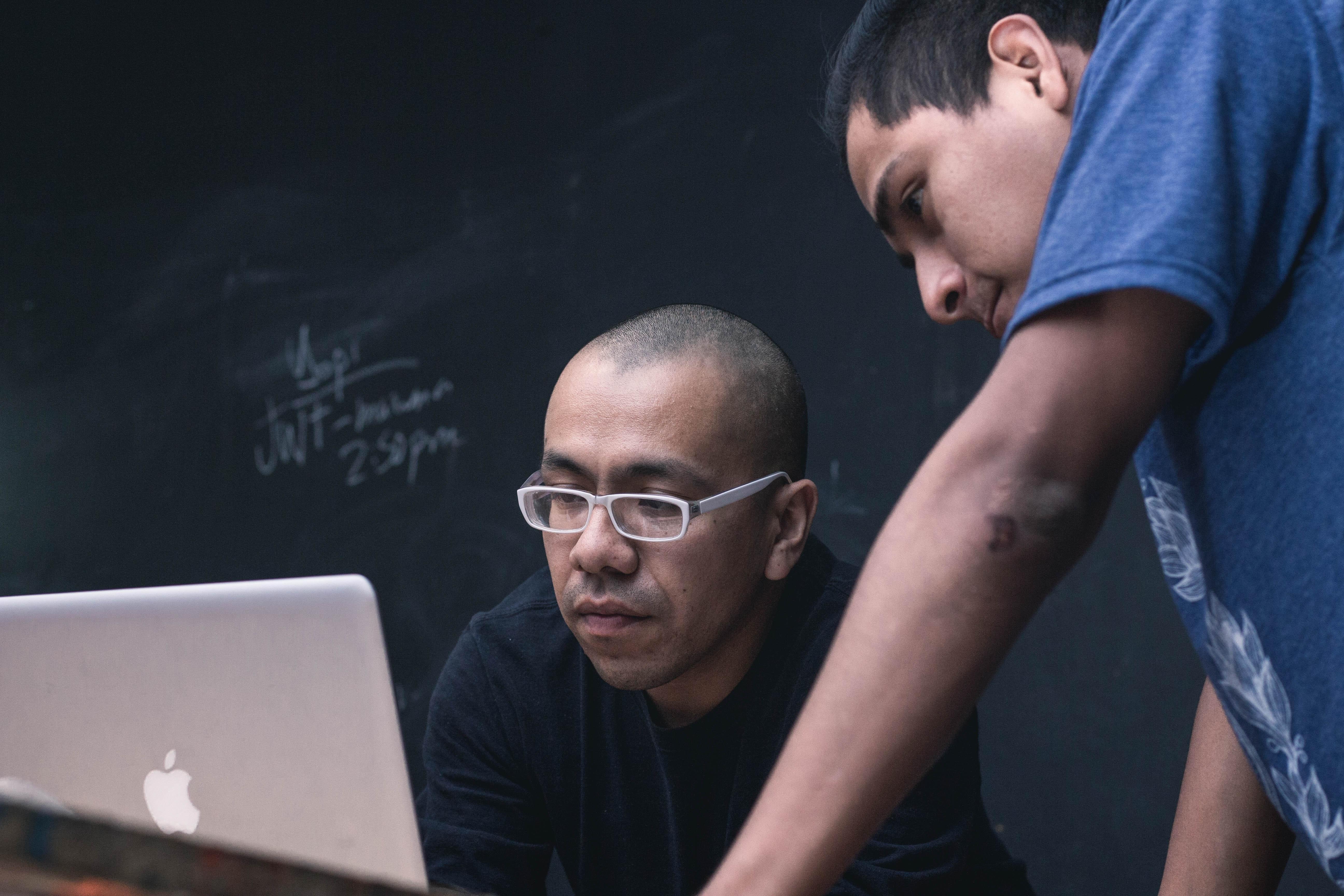 Dos hombres frente a un computador