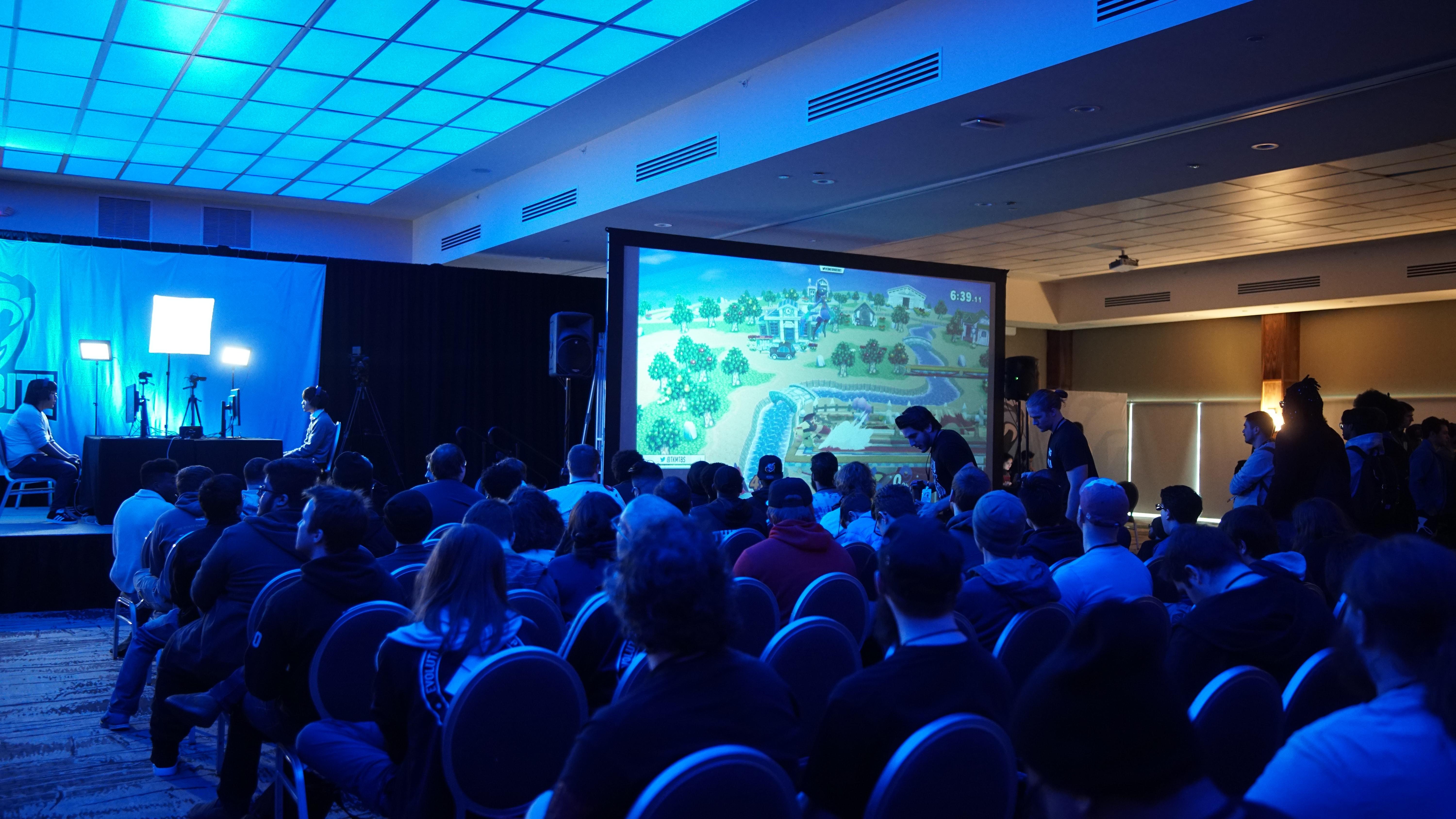 Grupo de personas en un evento sobre juegos electrónicos