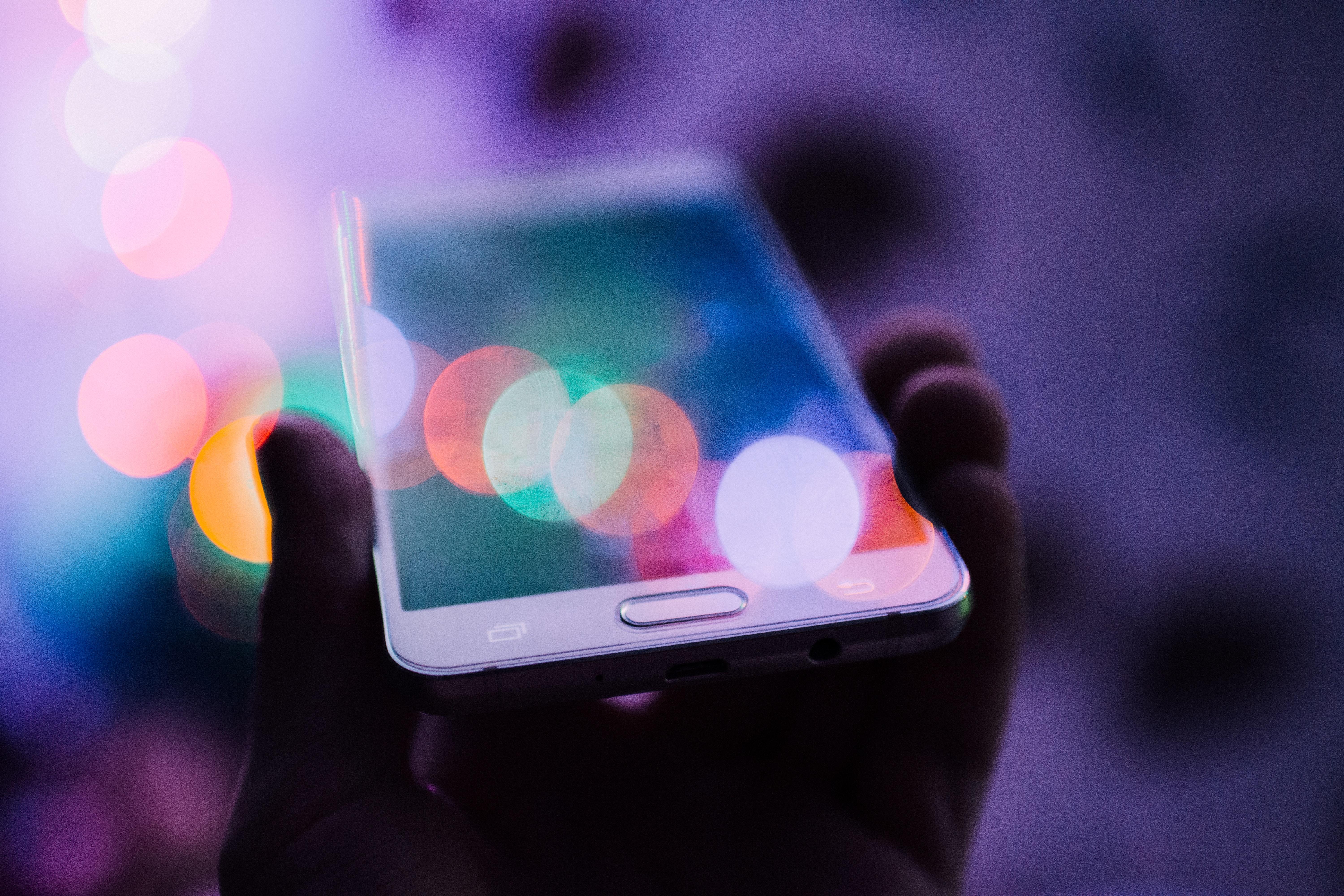 Celular con brillos en la pantalla