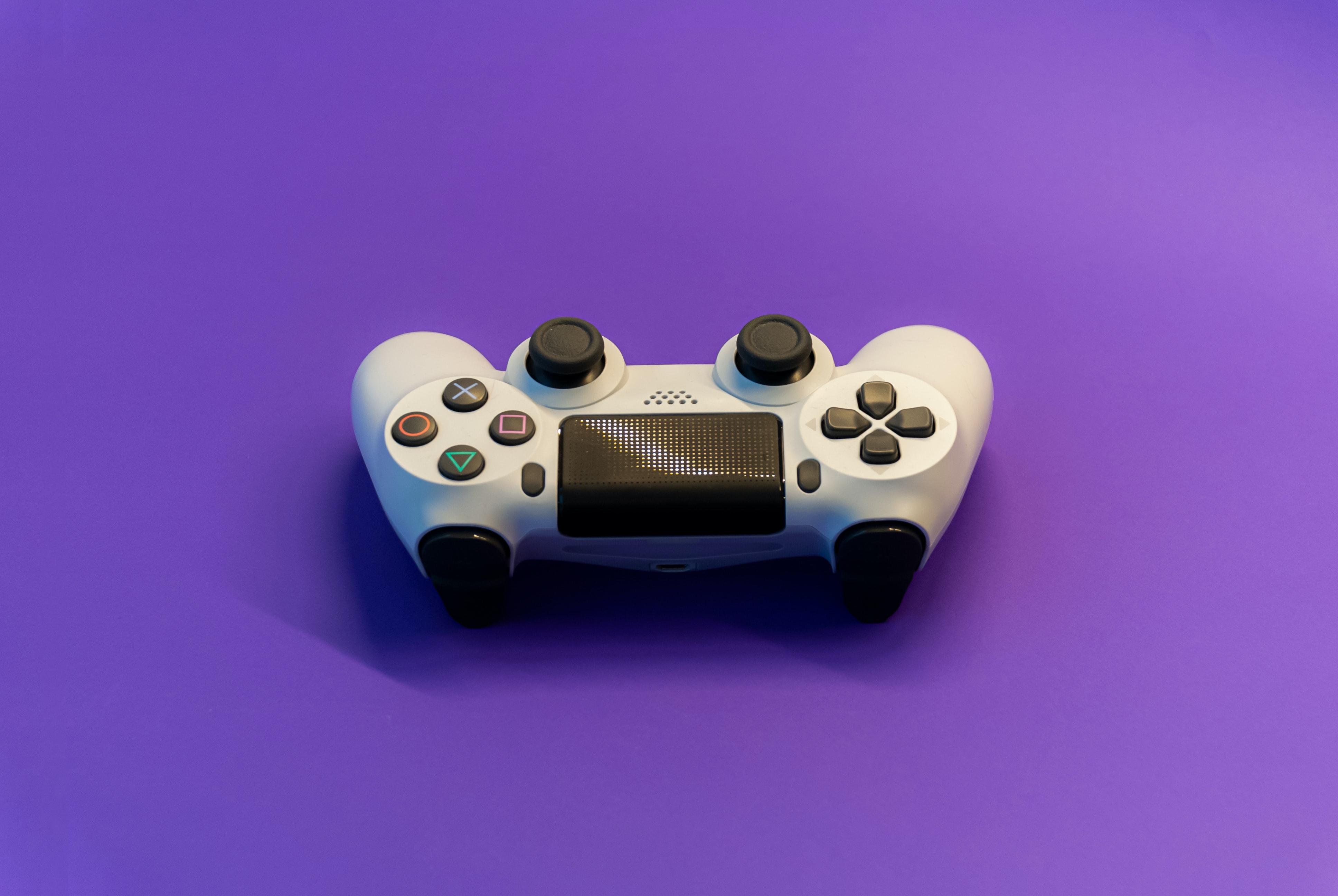 Joystick con fondo violeta