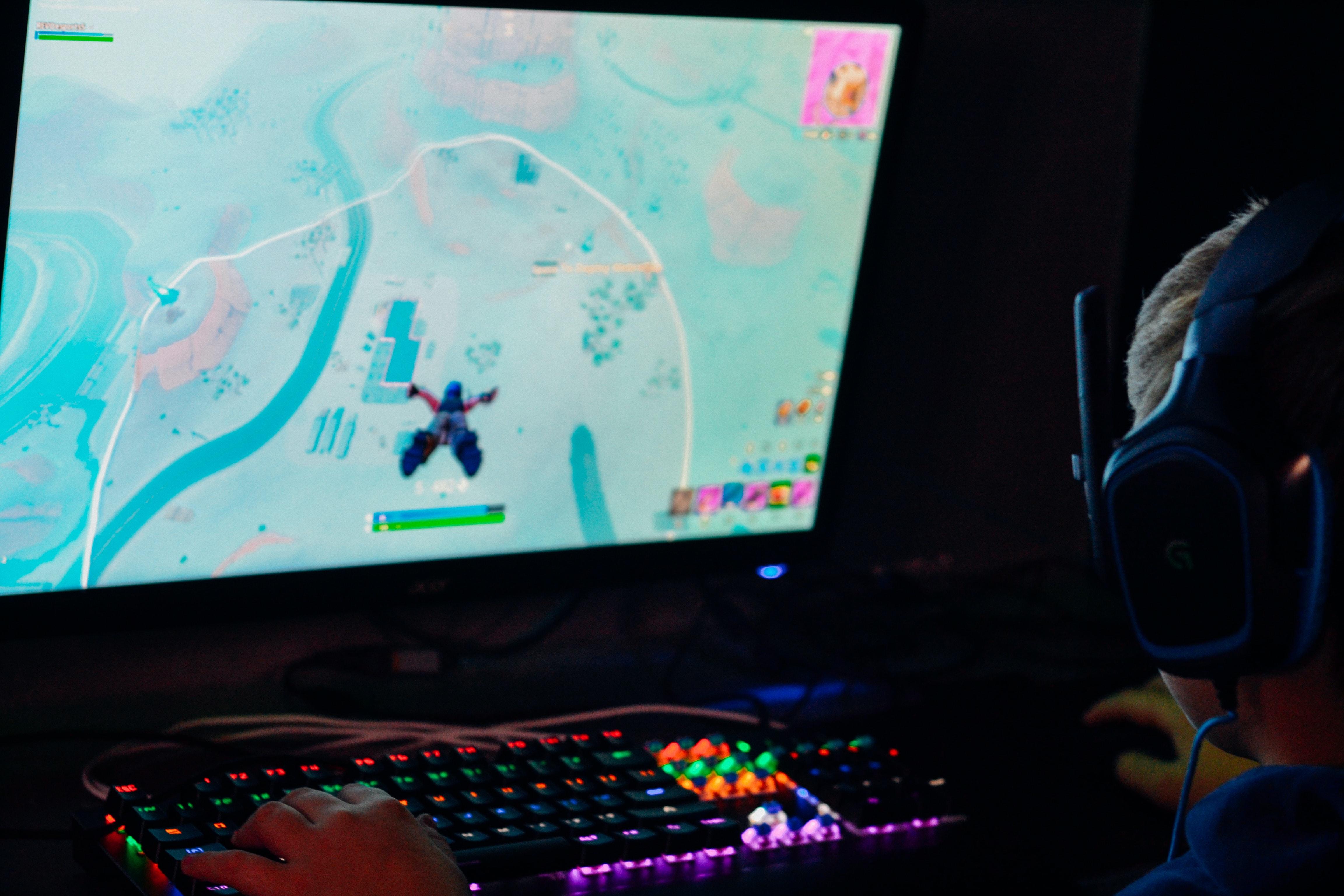 Joven jugando Fortnite