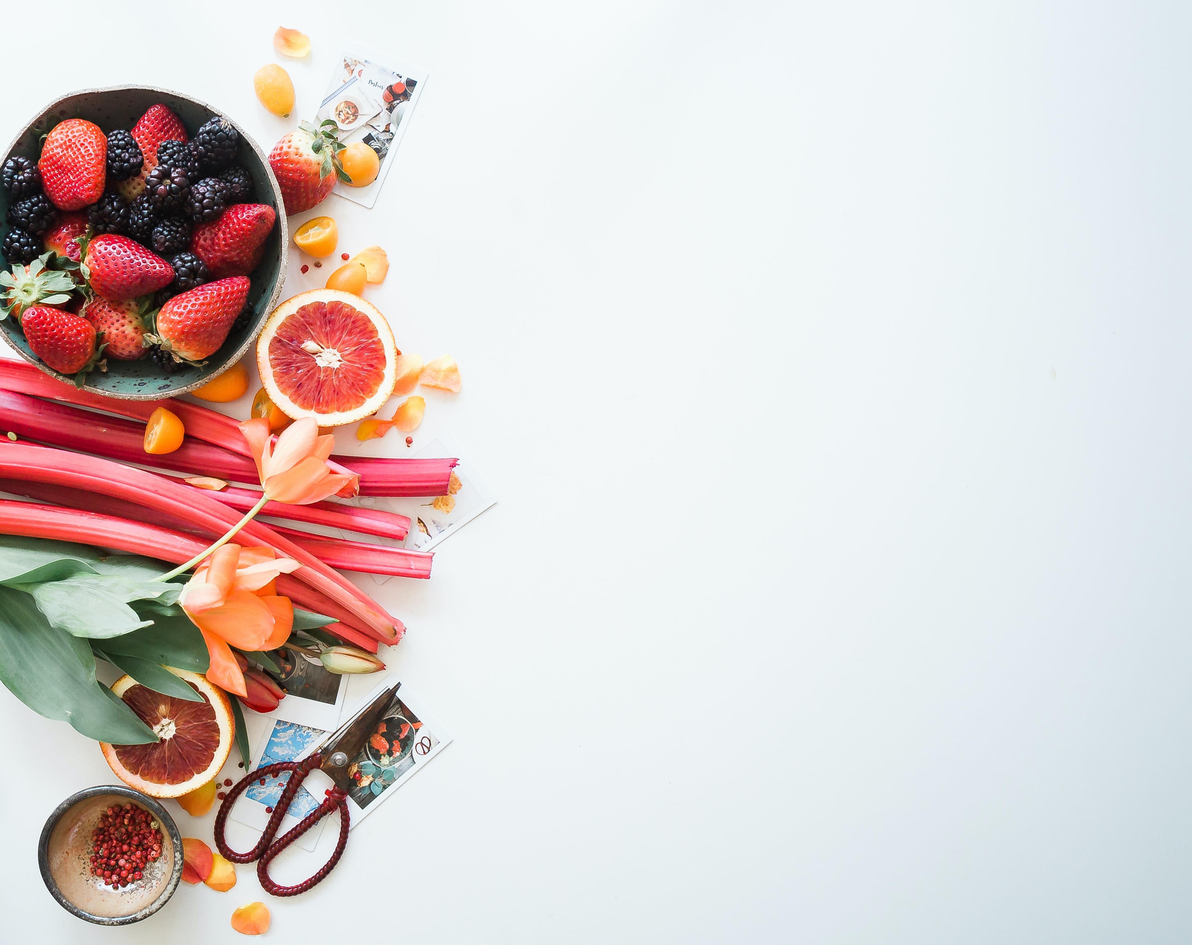 Frutas y verduras sobre fondo blanco