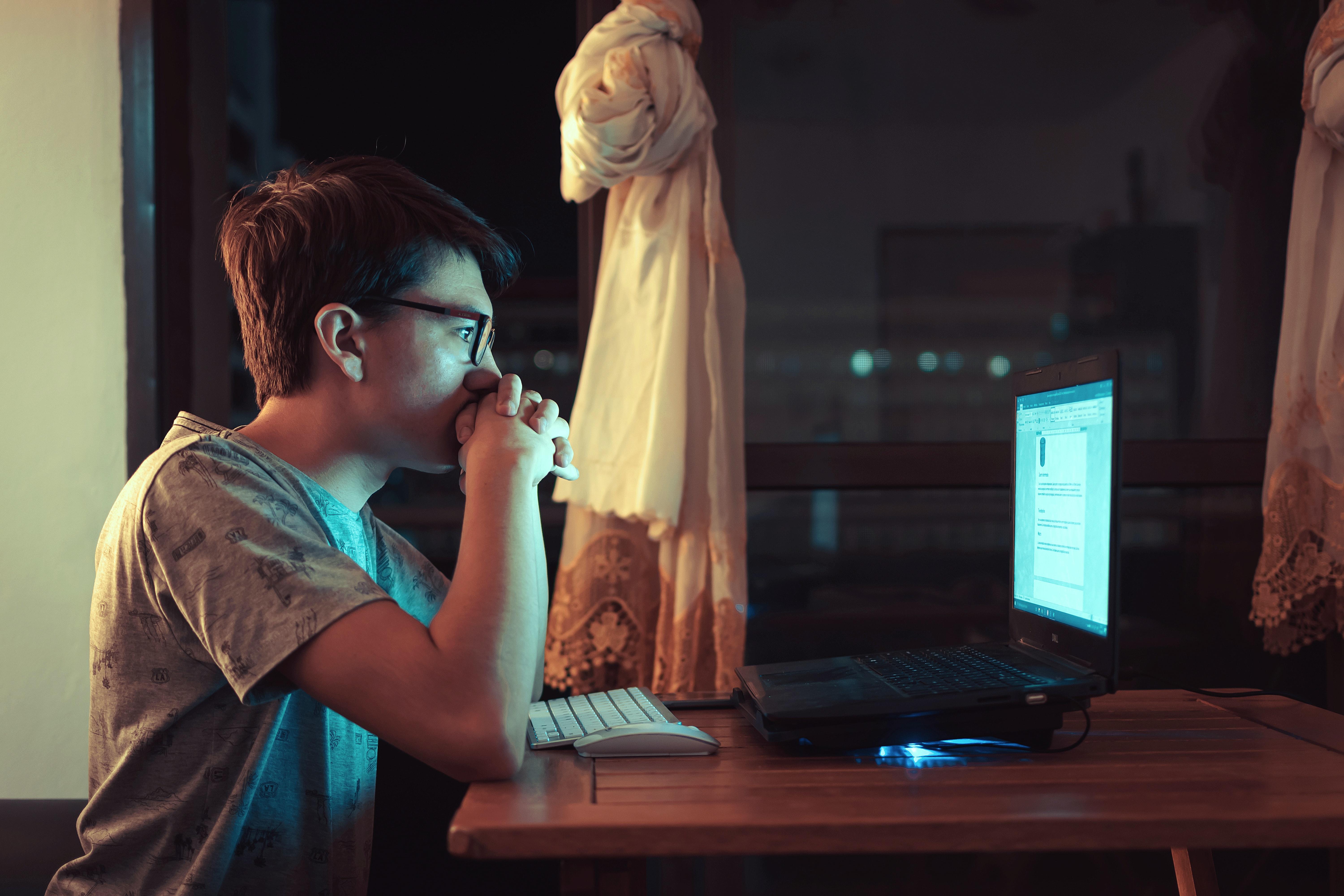 Menor de edad frente a computador