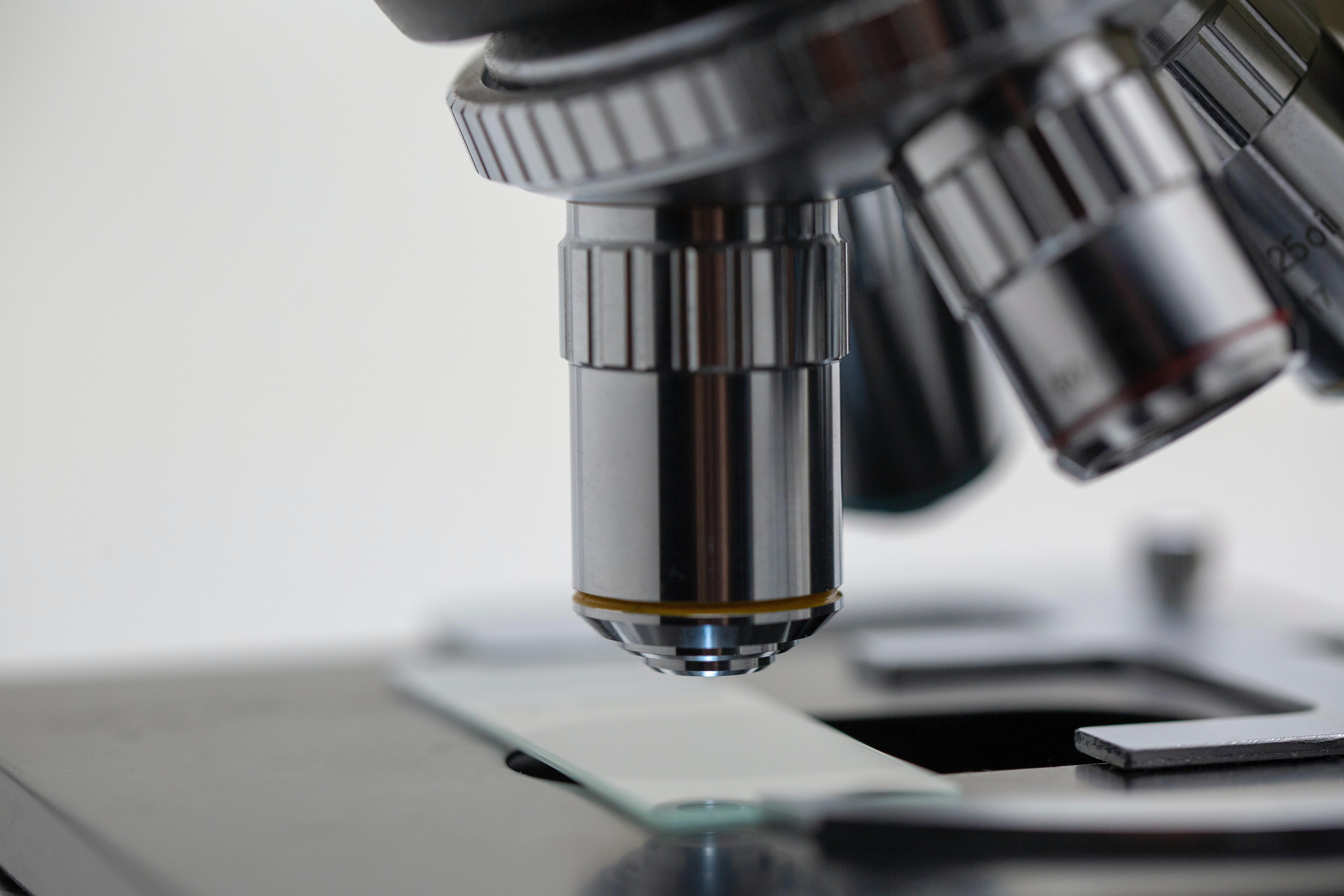 Plano detalle de microscopio