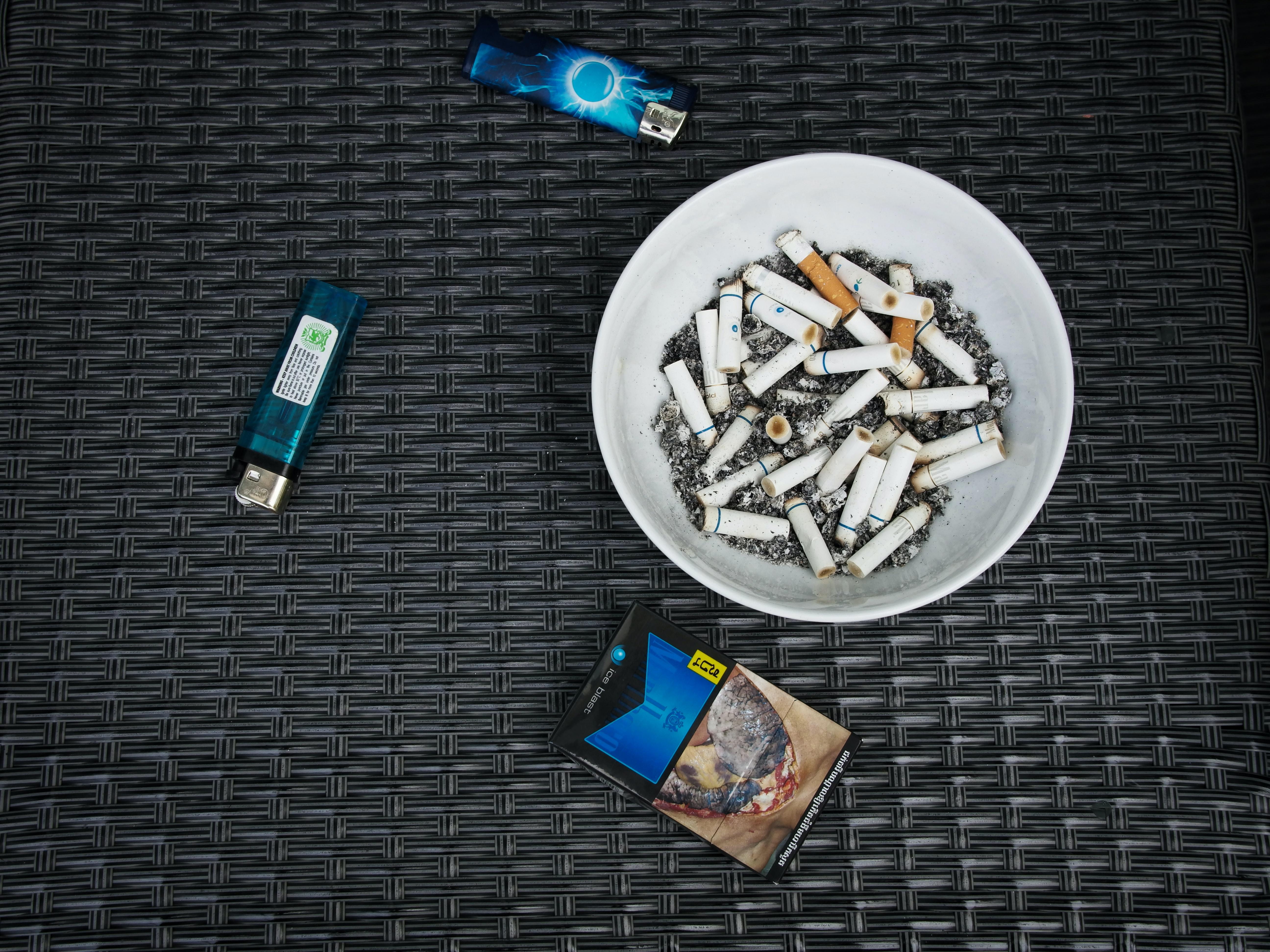 Cenicero y cigarros