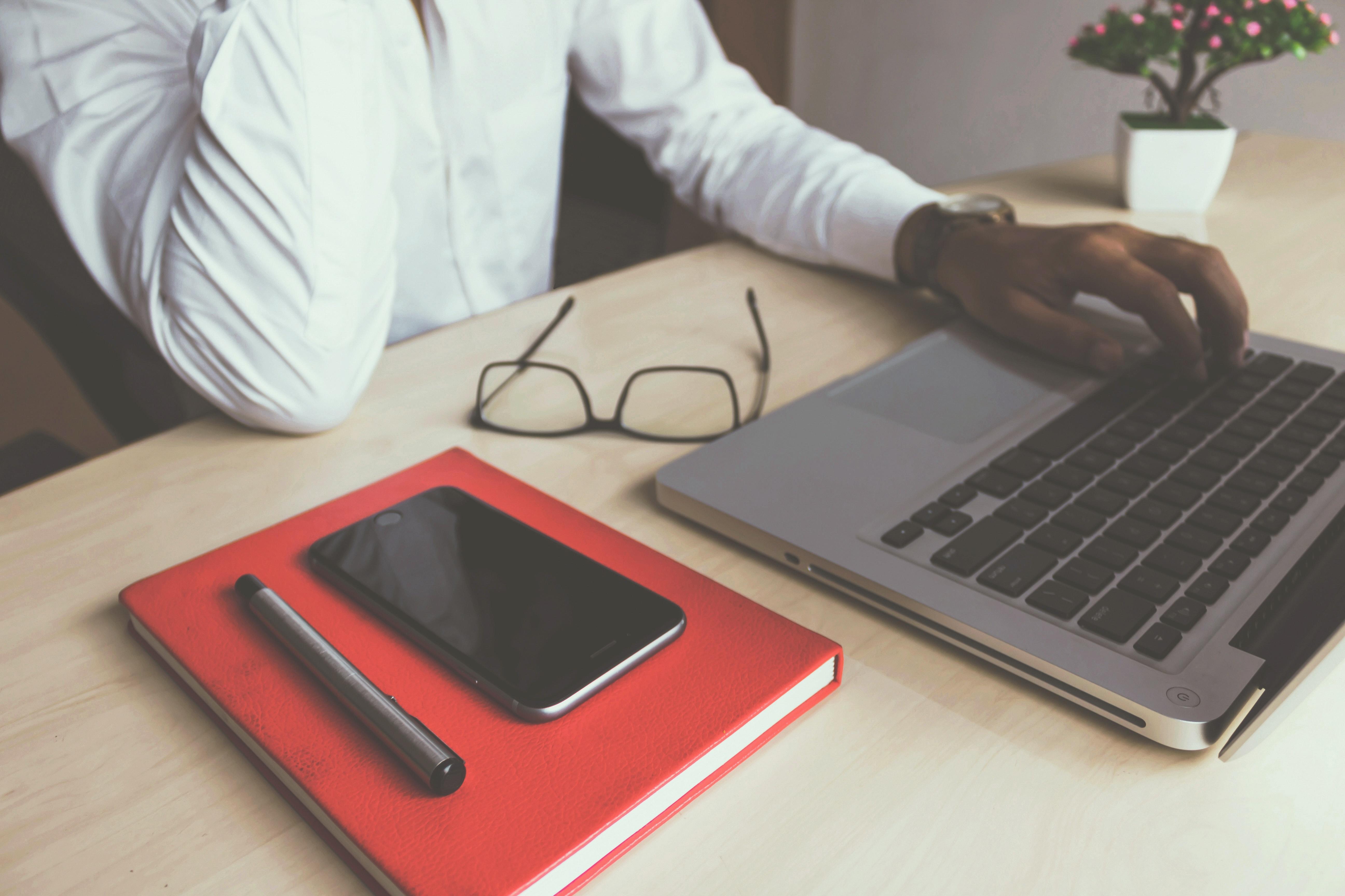 Persona frente a computador