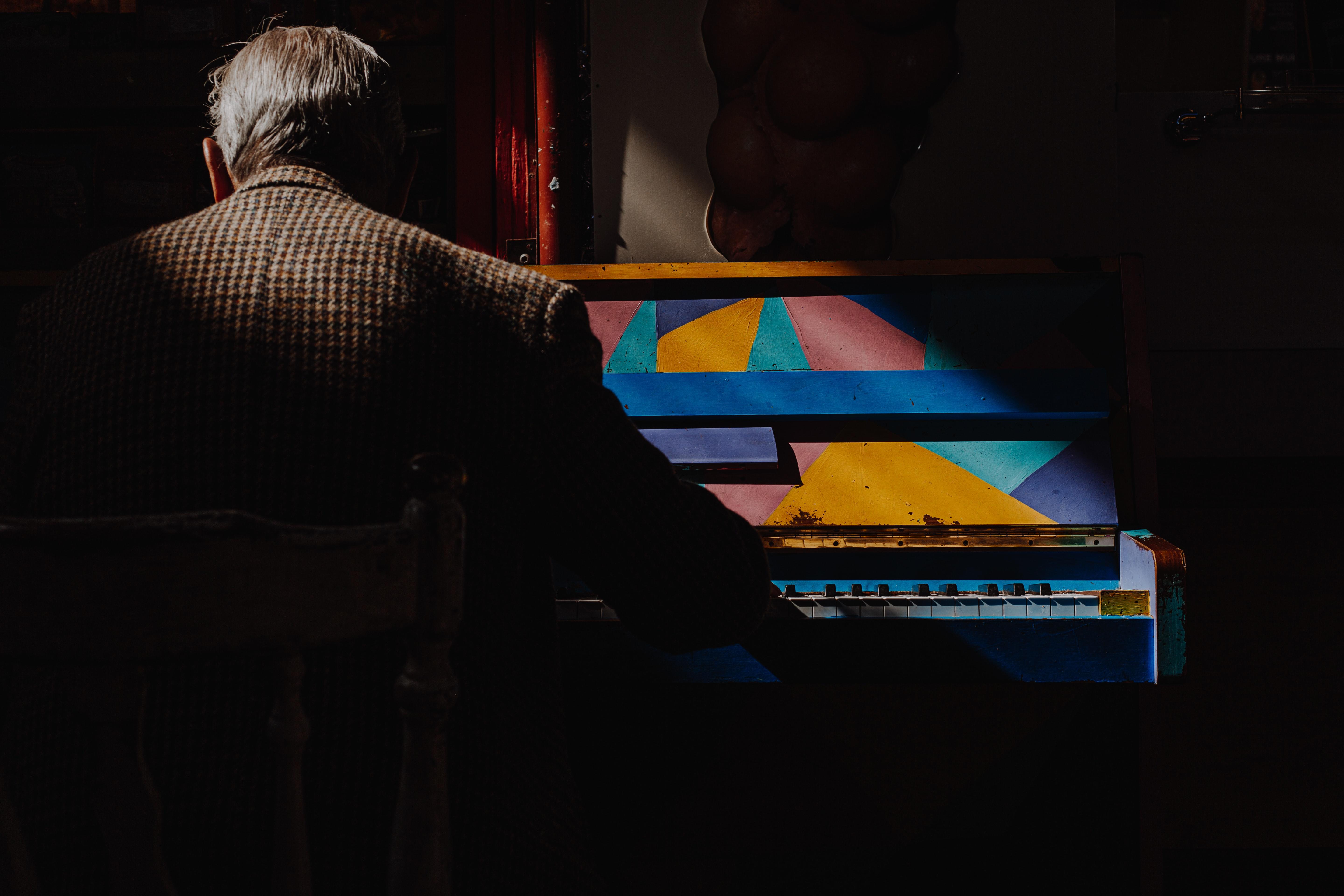 Adulto en el piano