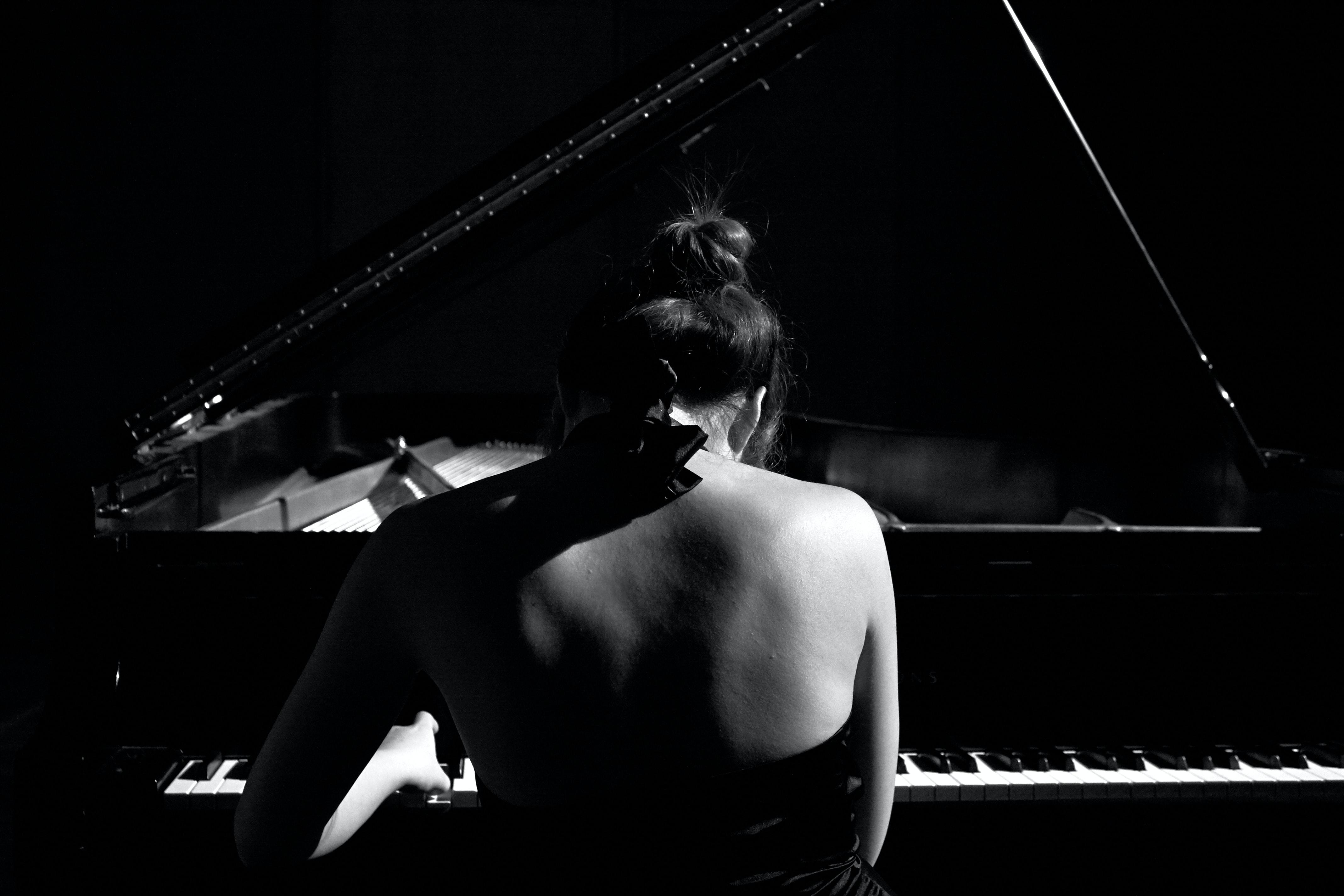 Tocando piano en blanco y negro