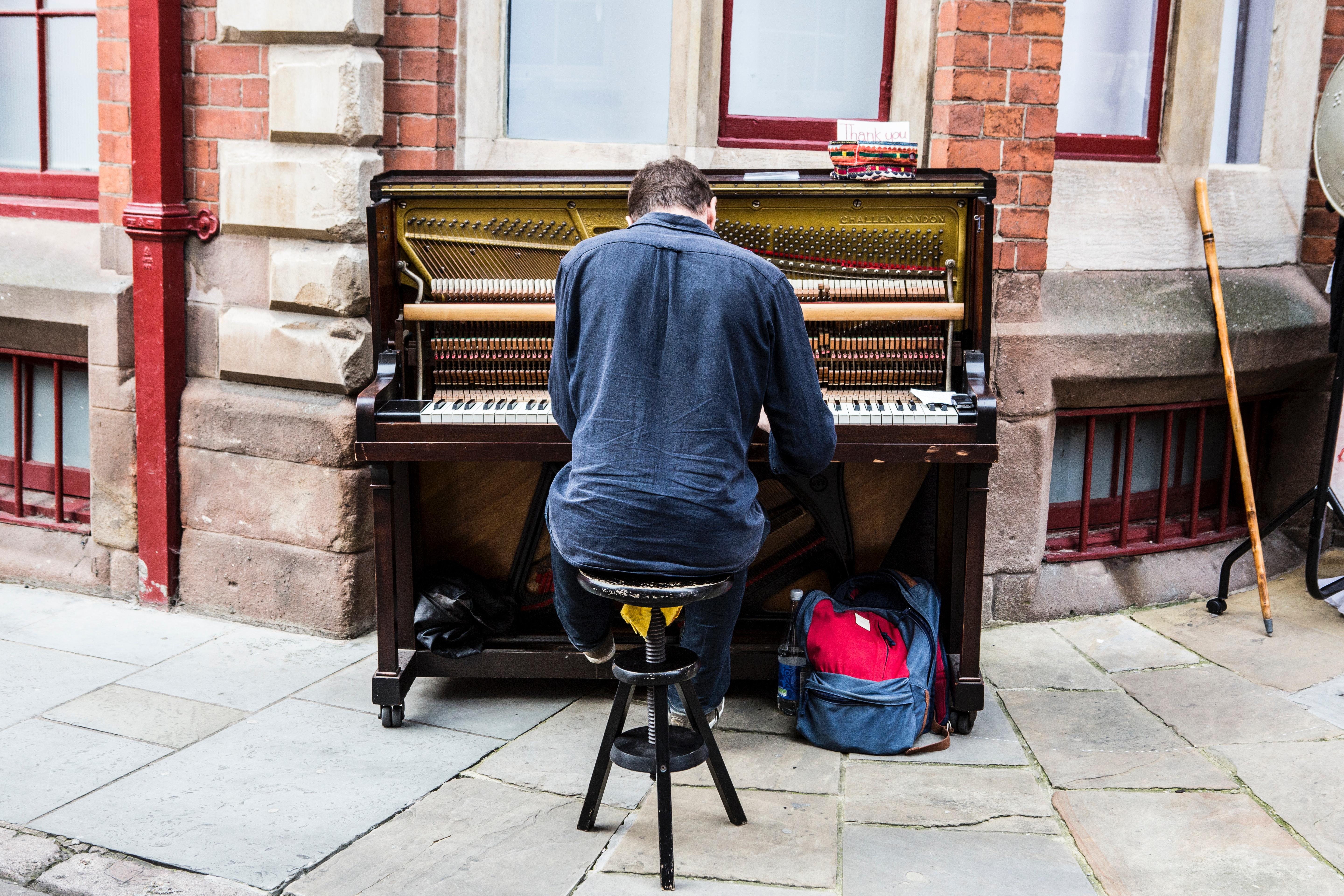 Persona tocando piano en público
