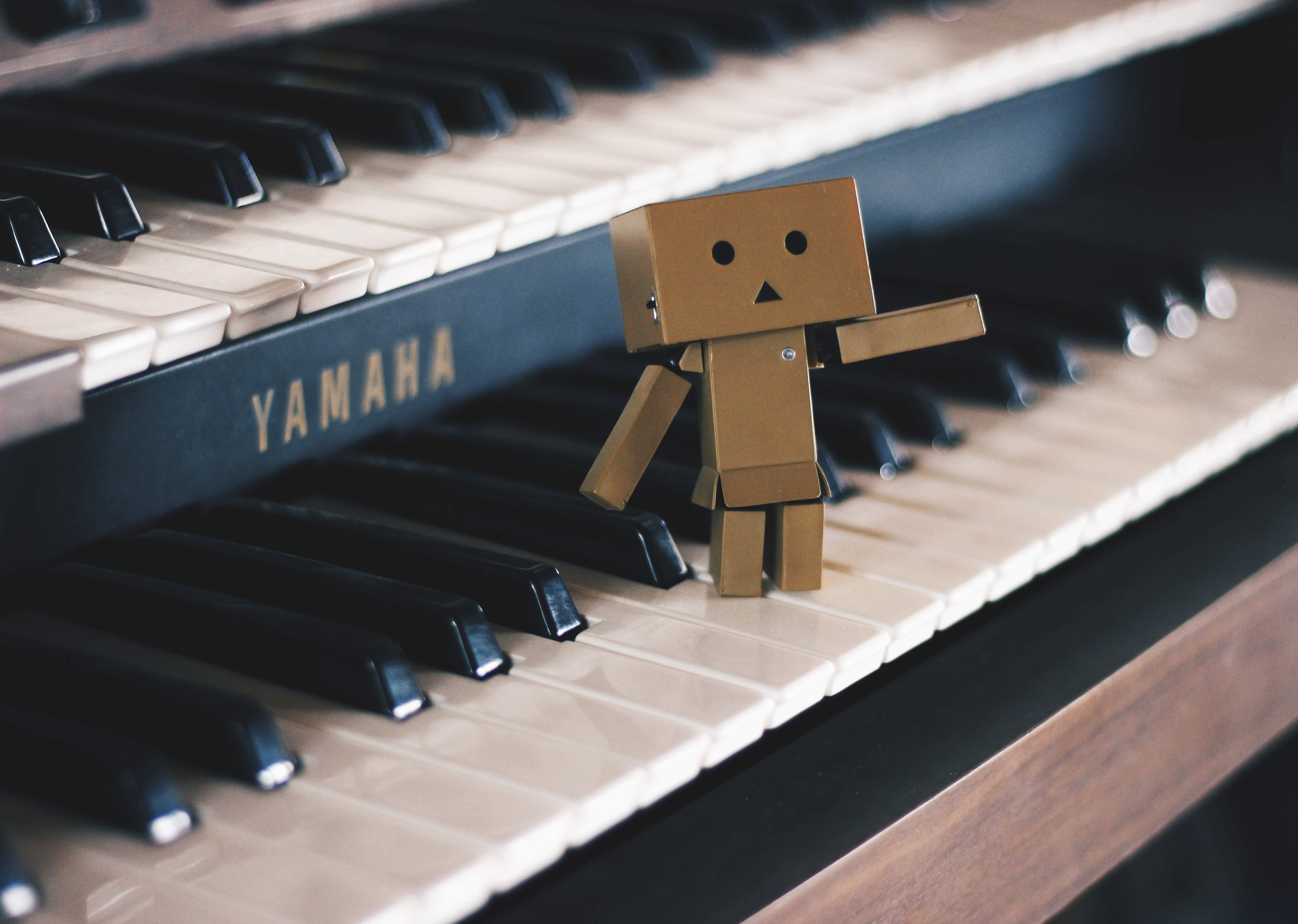 Piano con figura encima