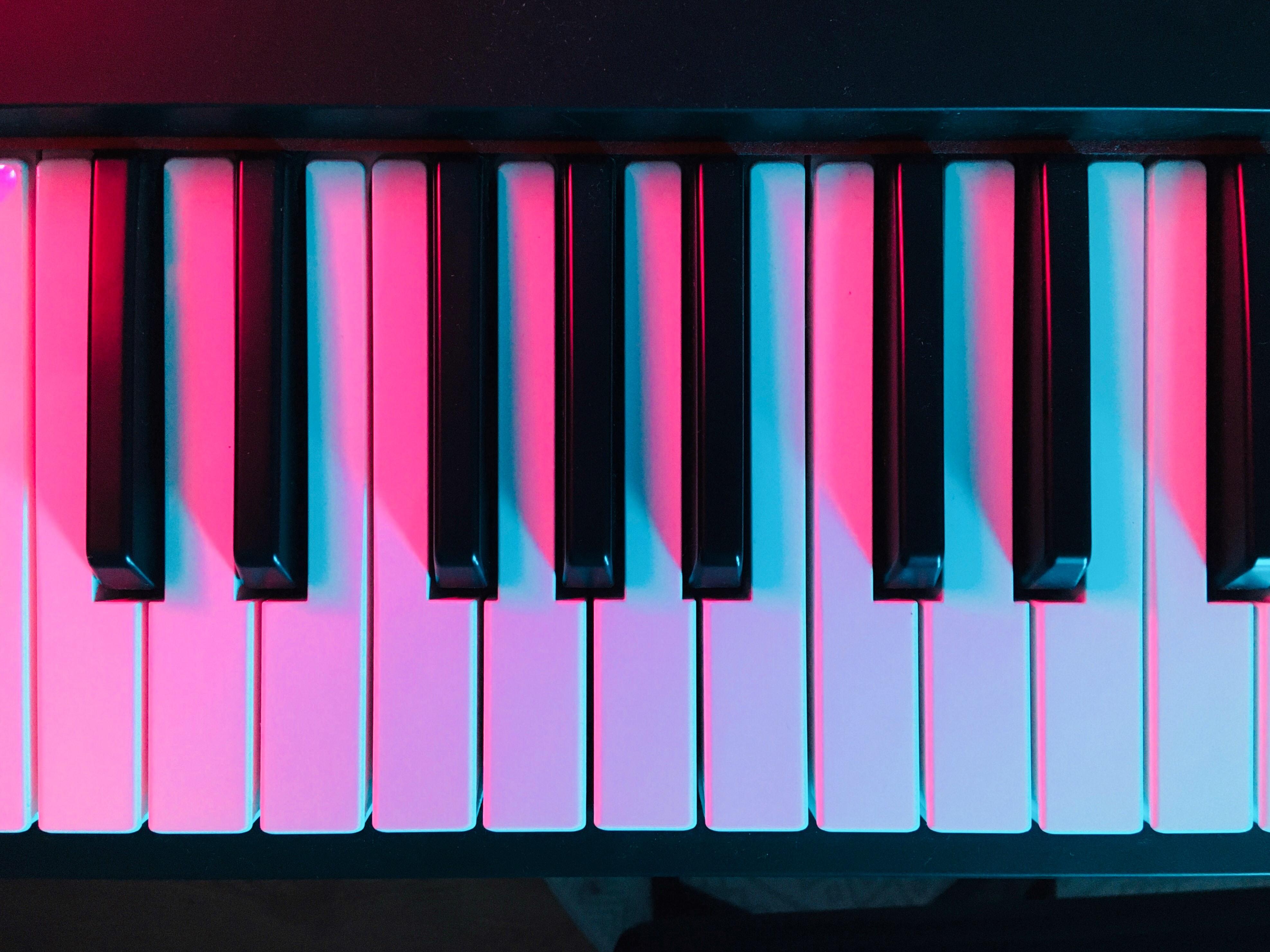 Piano iluminado con luces de colores