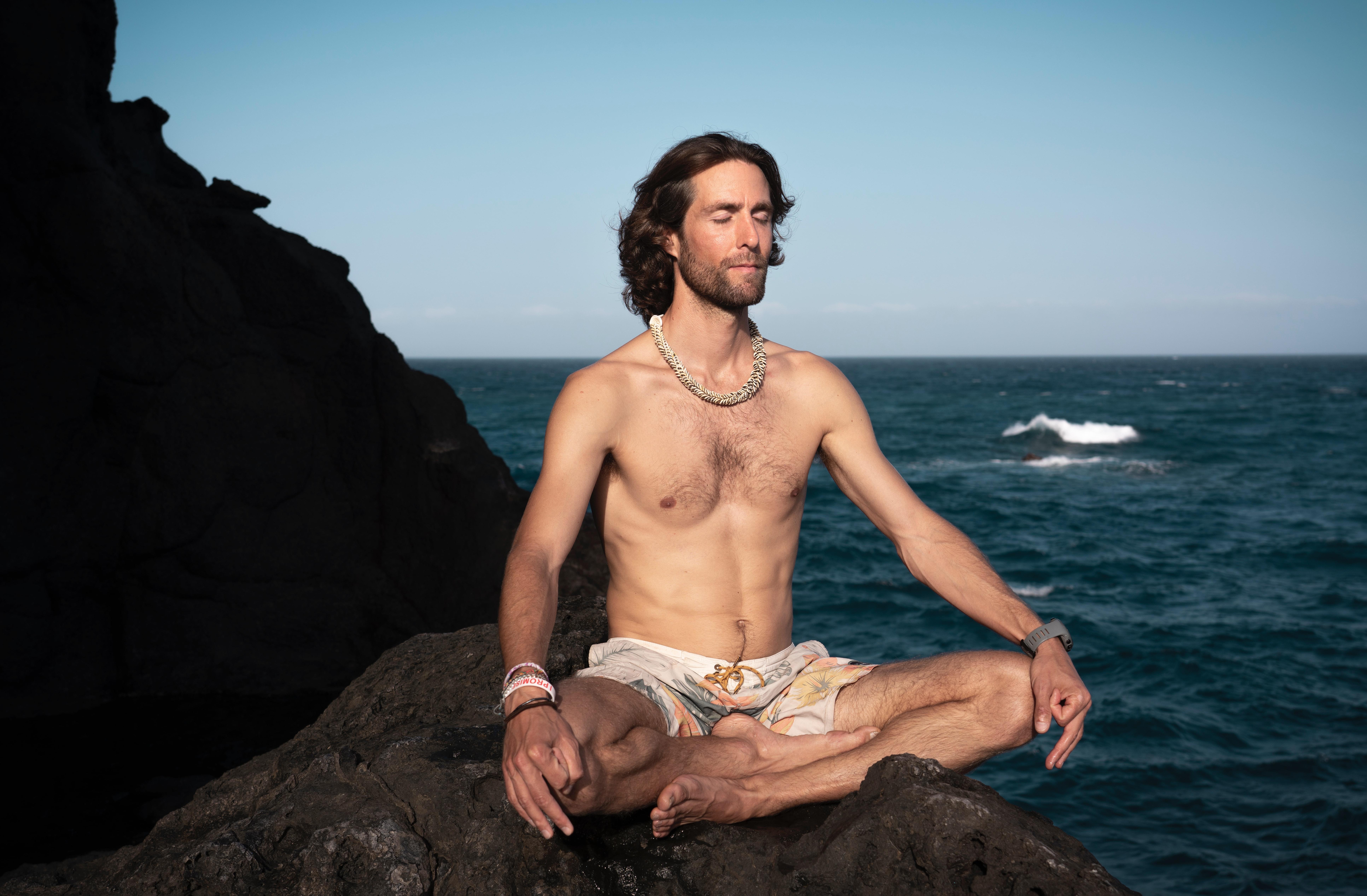 Hombre practicando yoga