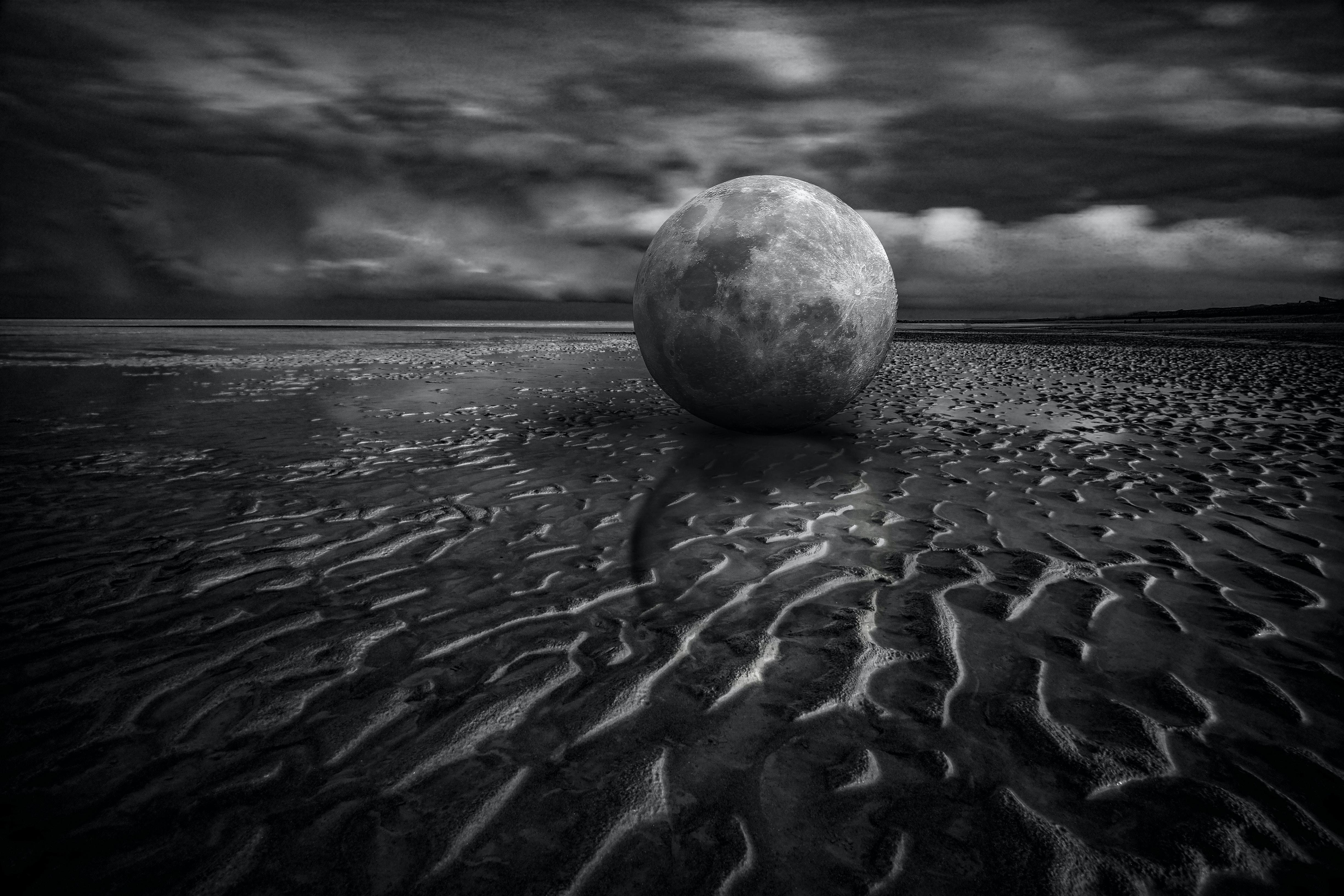 Esfera en paisaje blanco y negro