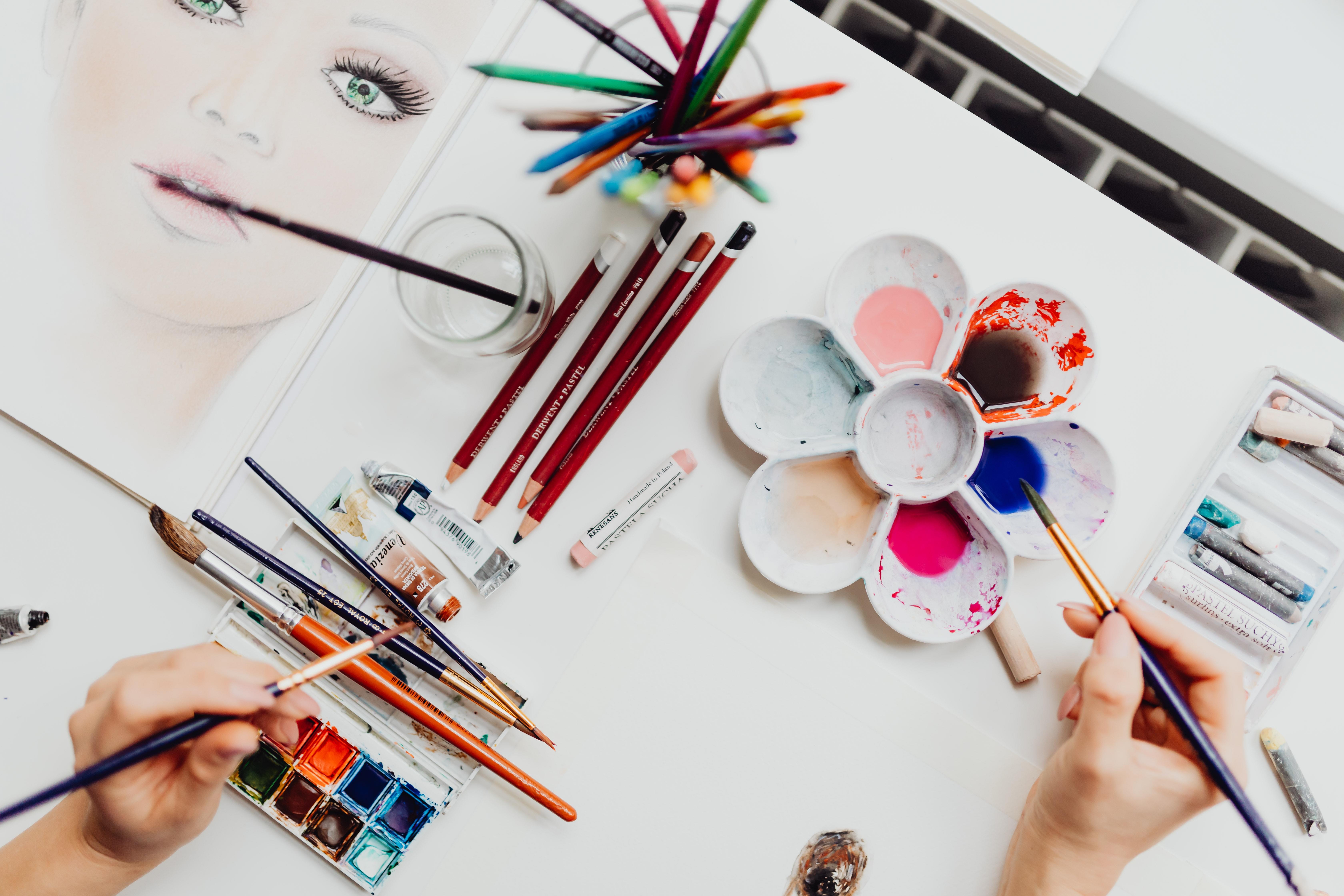 Persona con pinturas