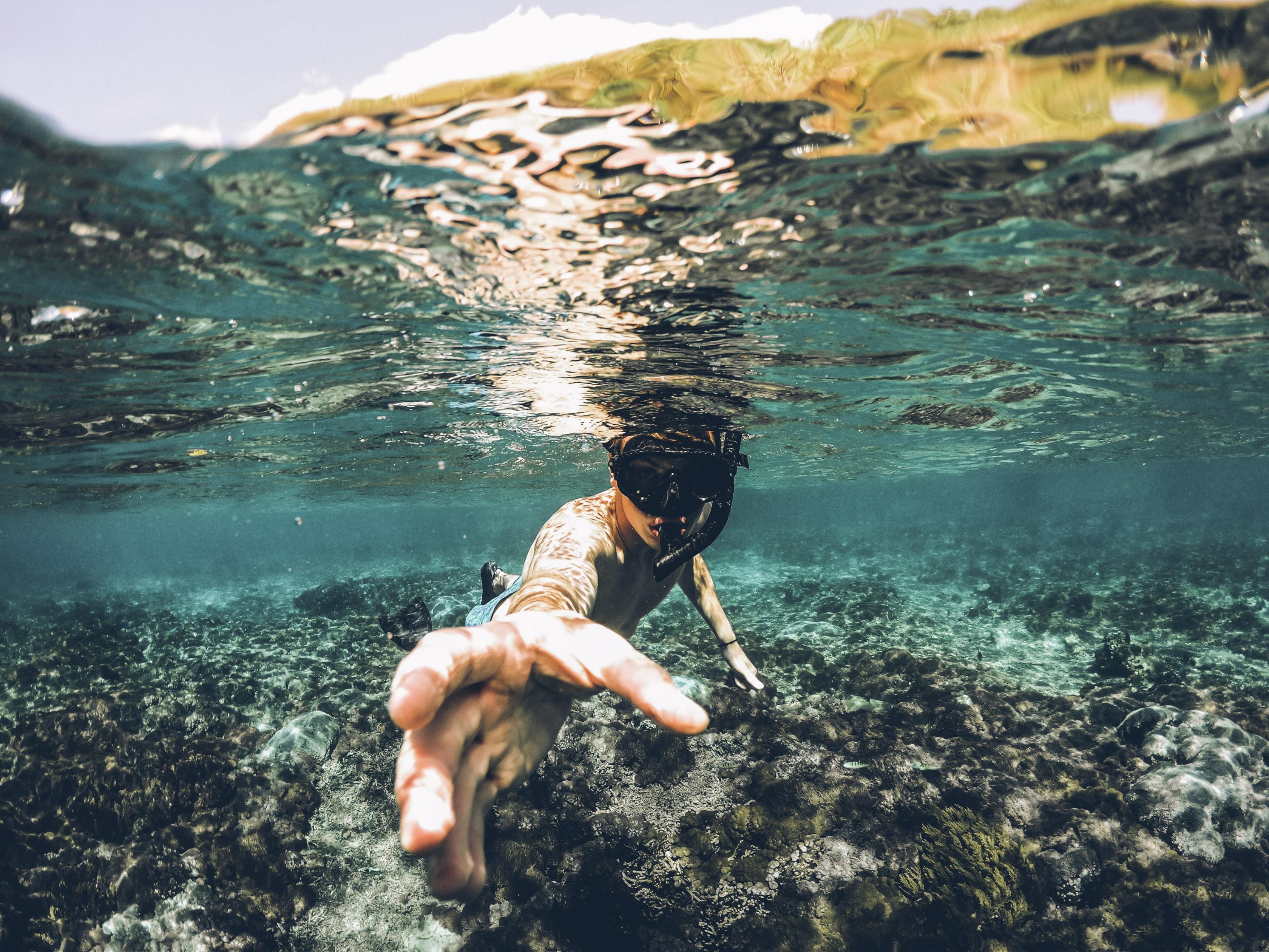 Persona bajo el agua