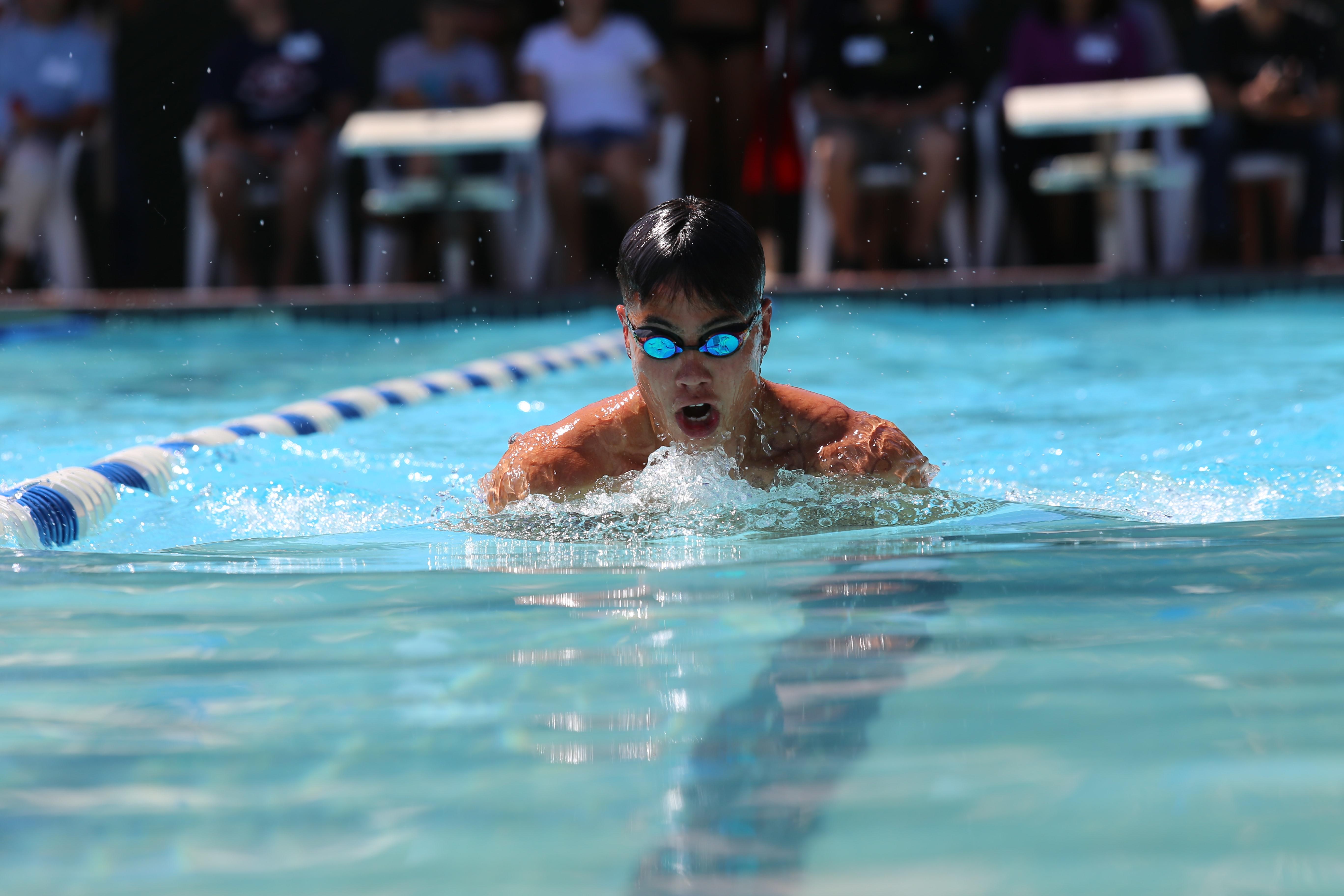 Nadador en pista de la piscina