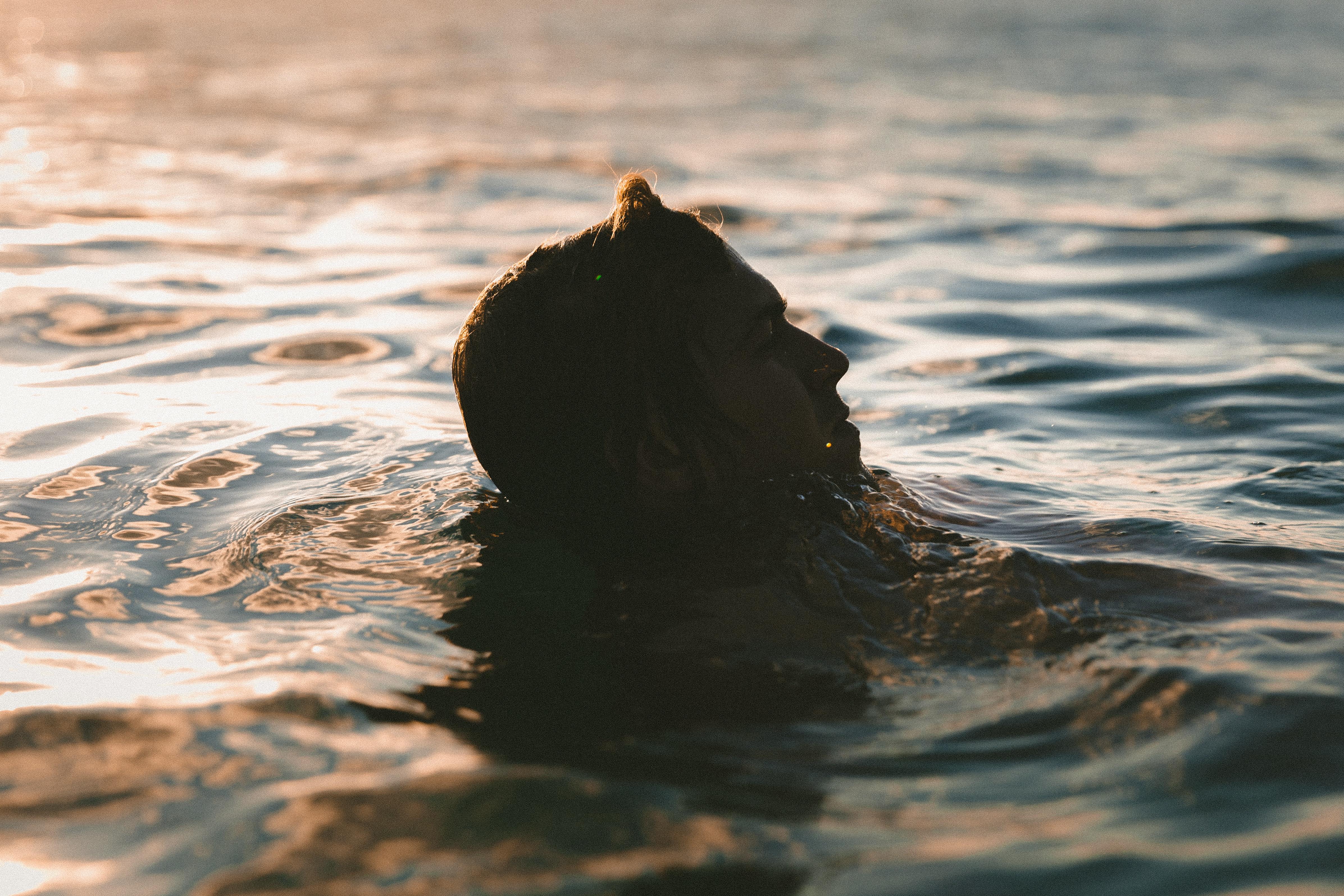 Persona en medio del agua