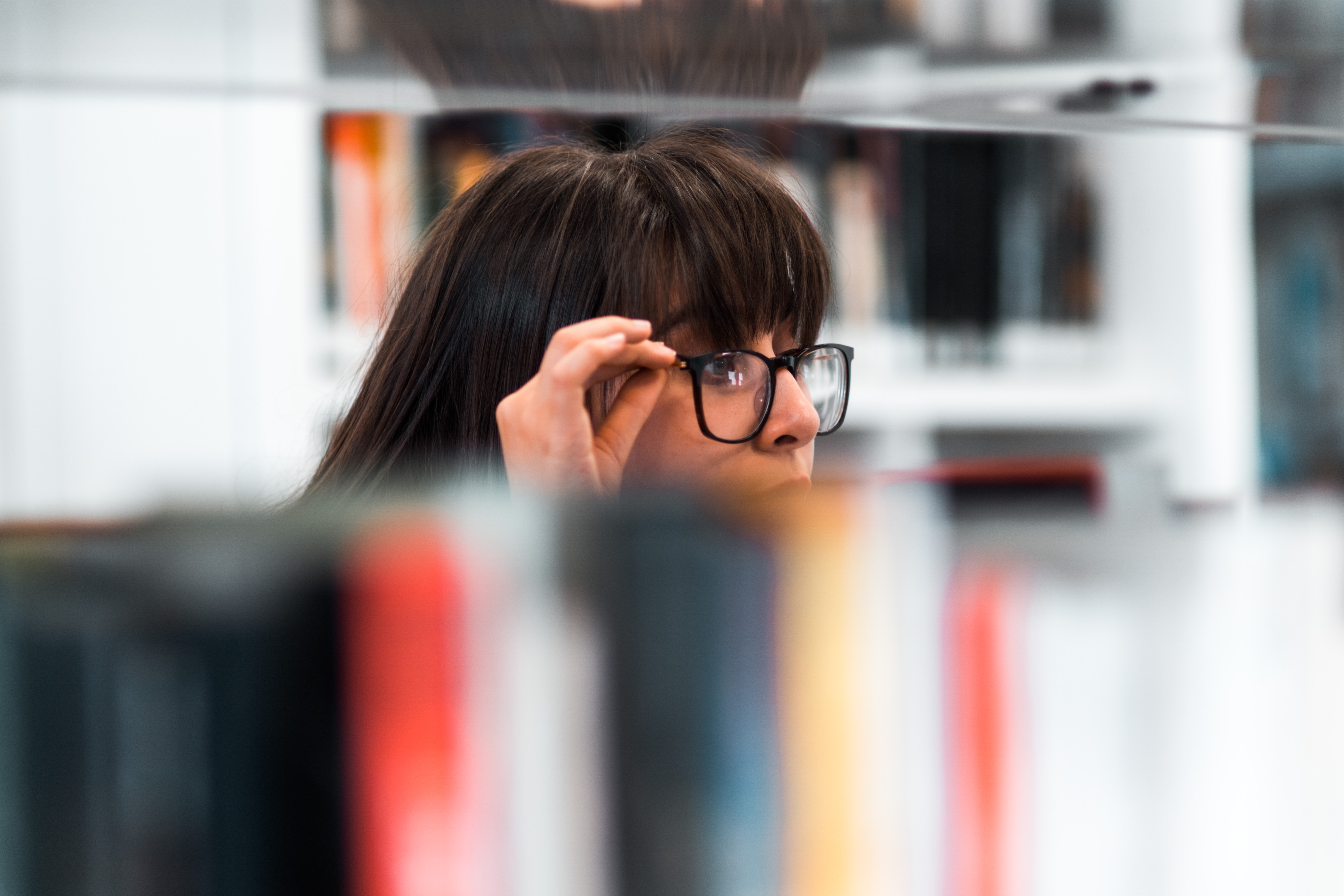 Estudiante en biblioteca