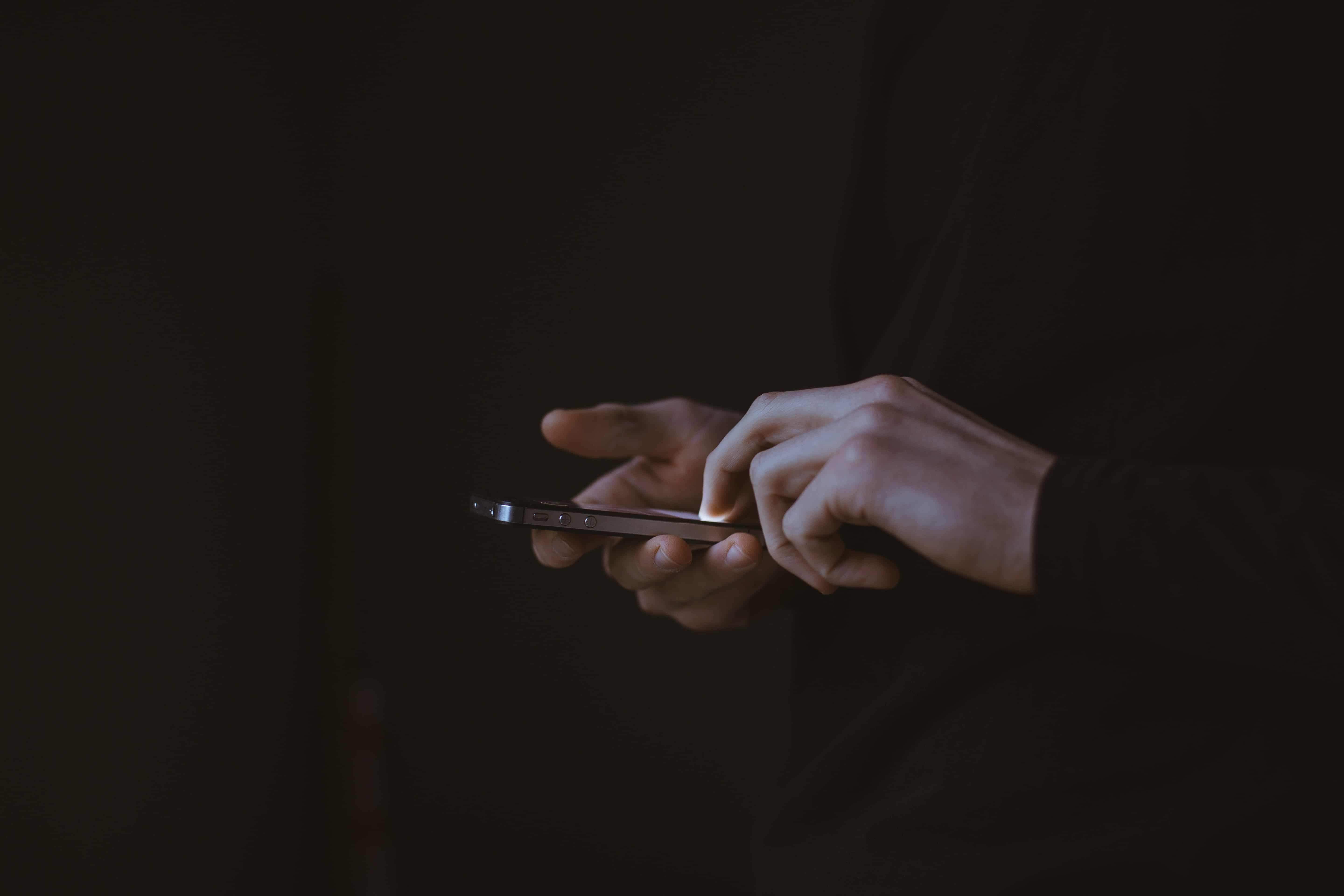 Manos con smartphone