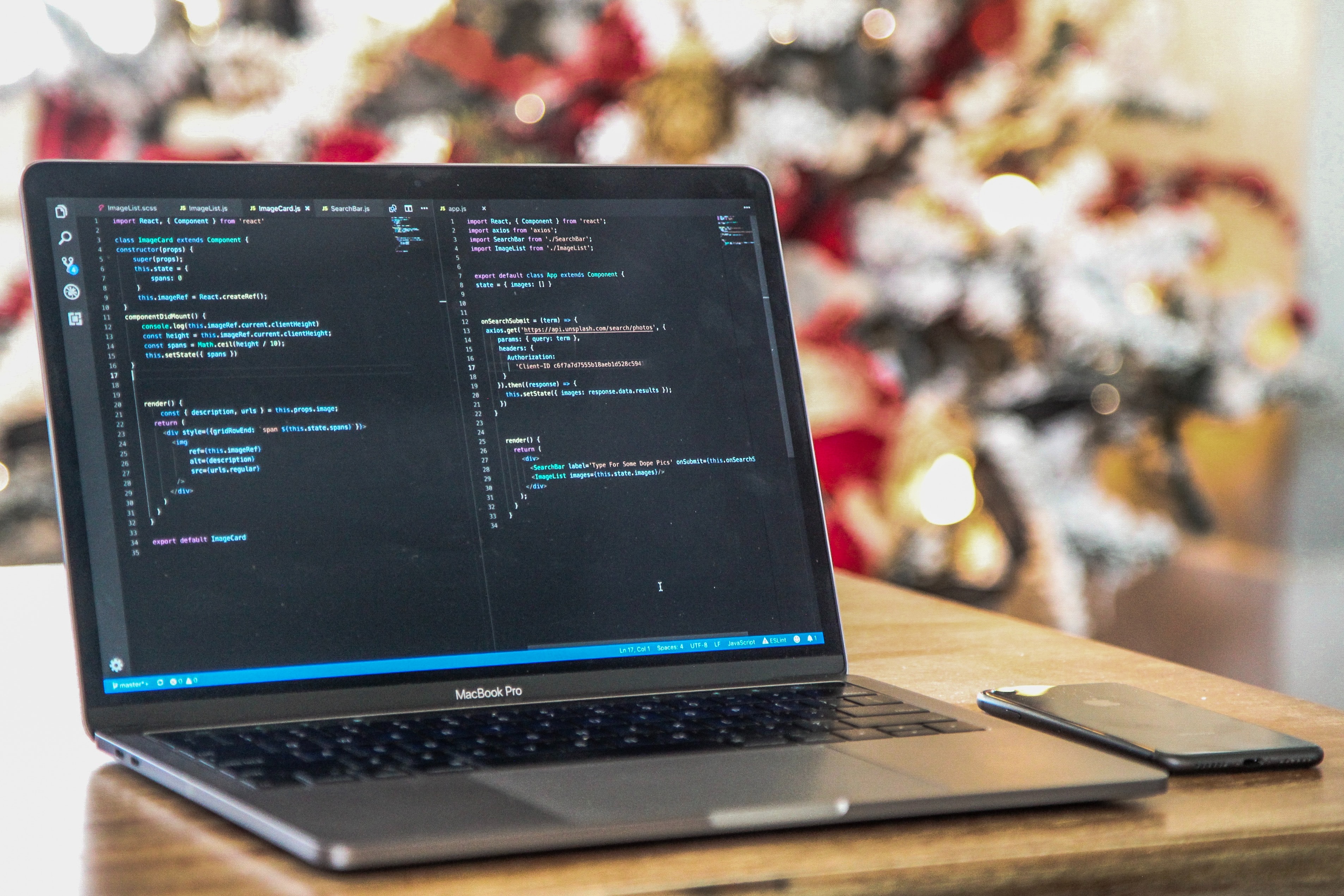 Computador con código en pantalla
