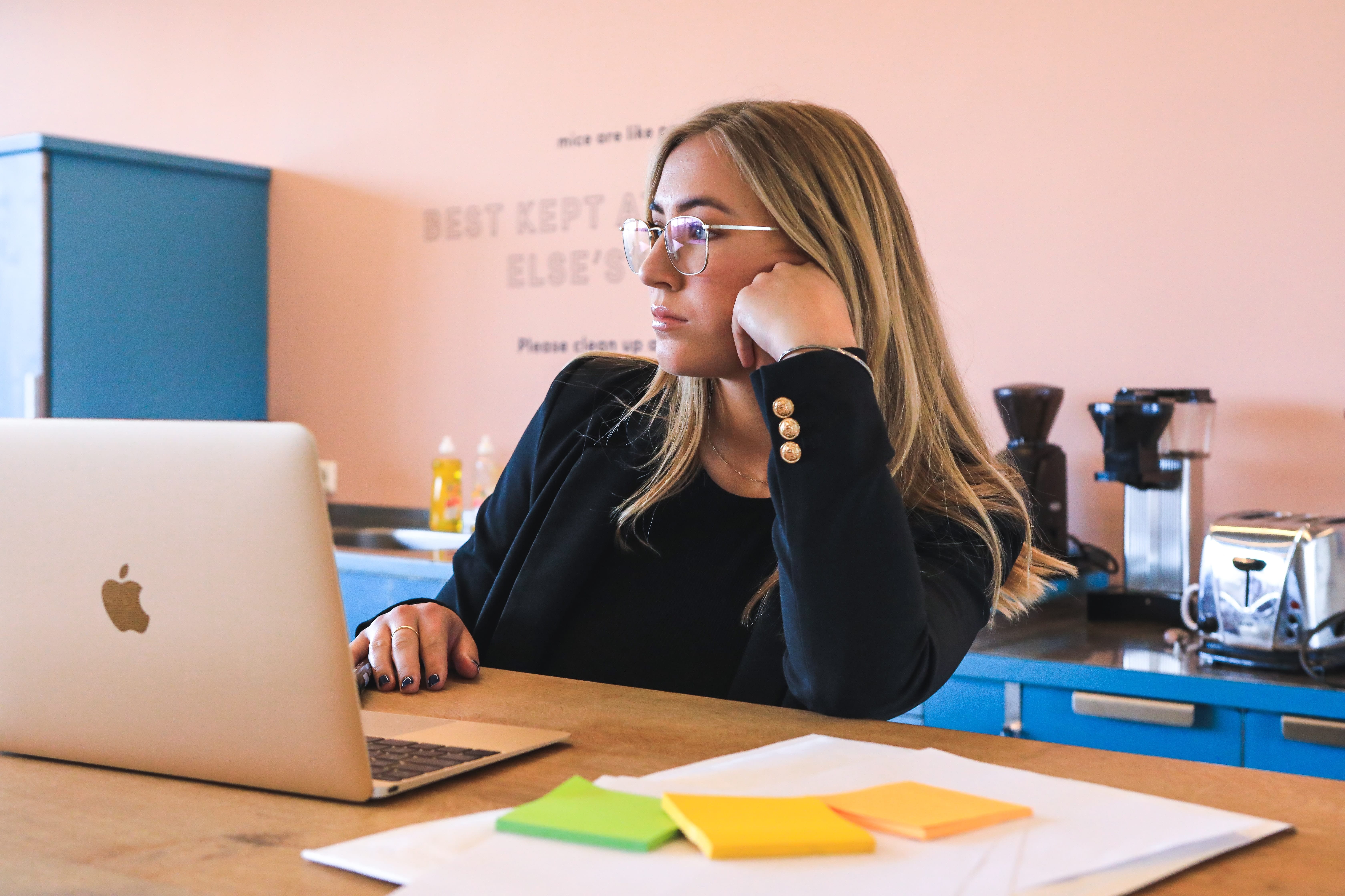 Trabajadora en la oficina