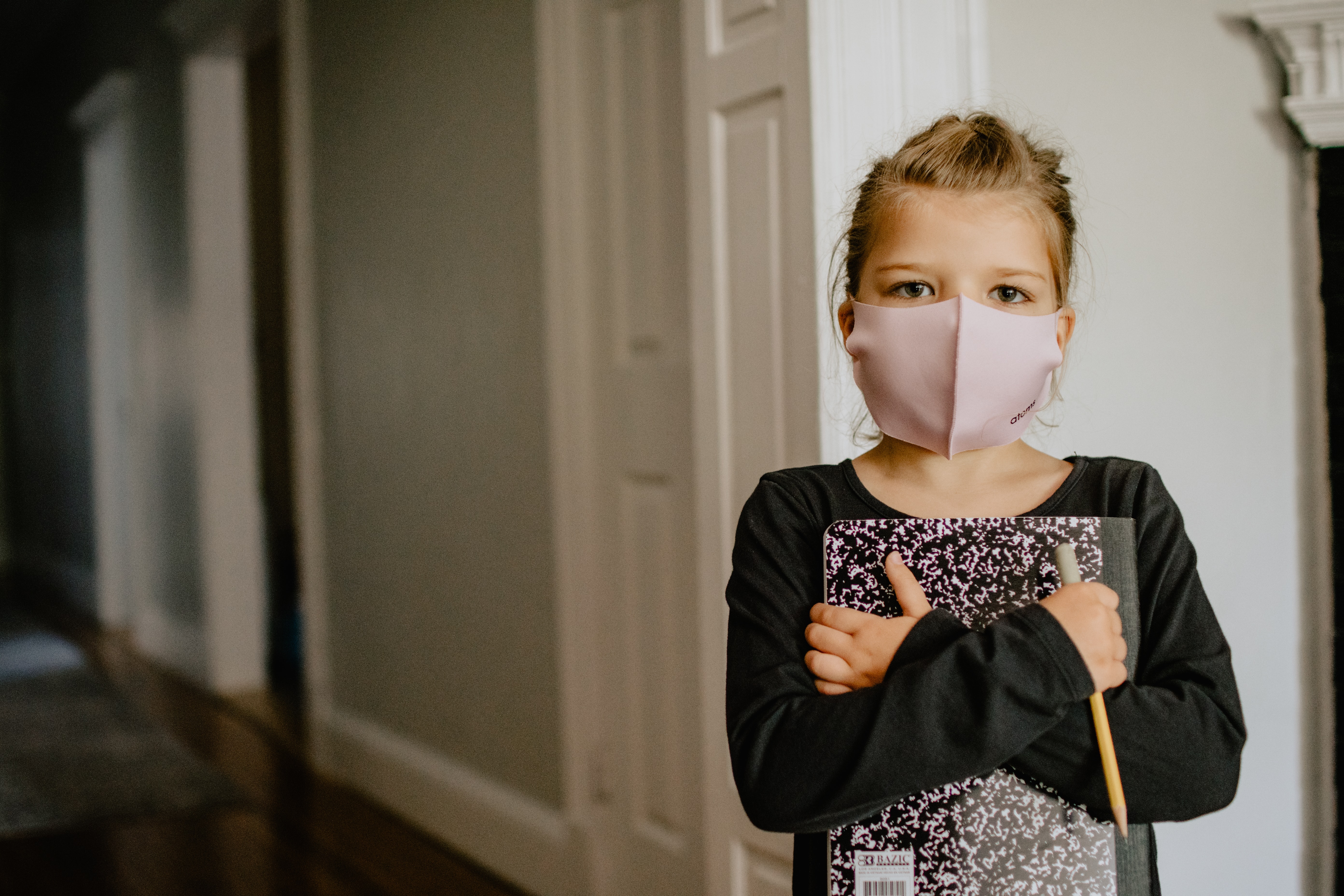 Niña con mascarilla