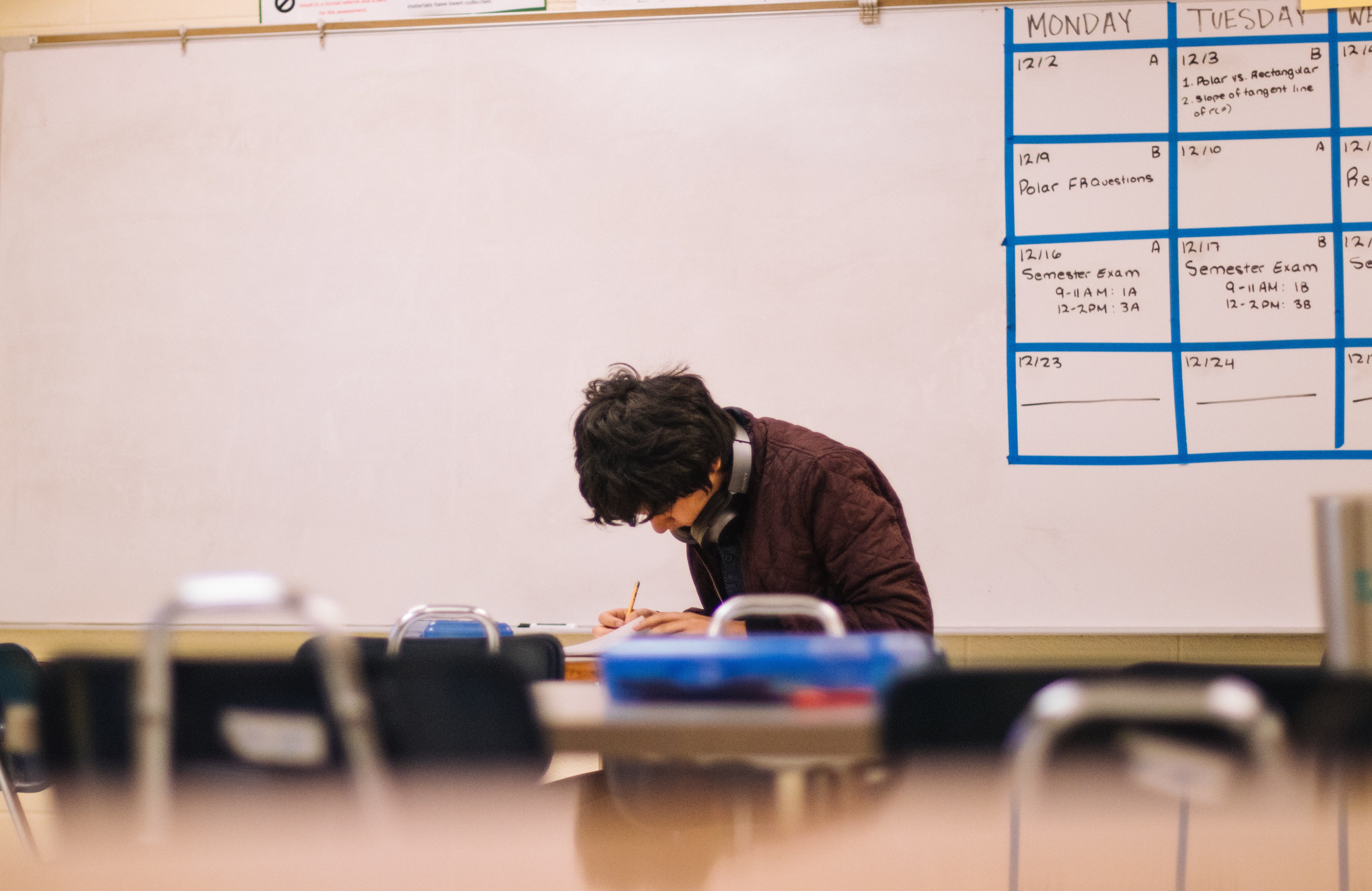 Estudiante solo en el aula