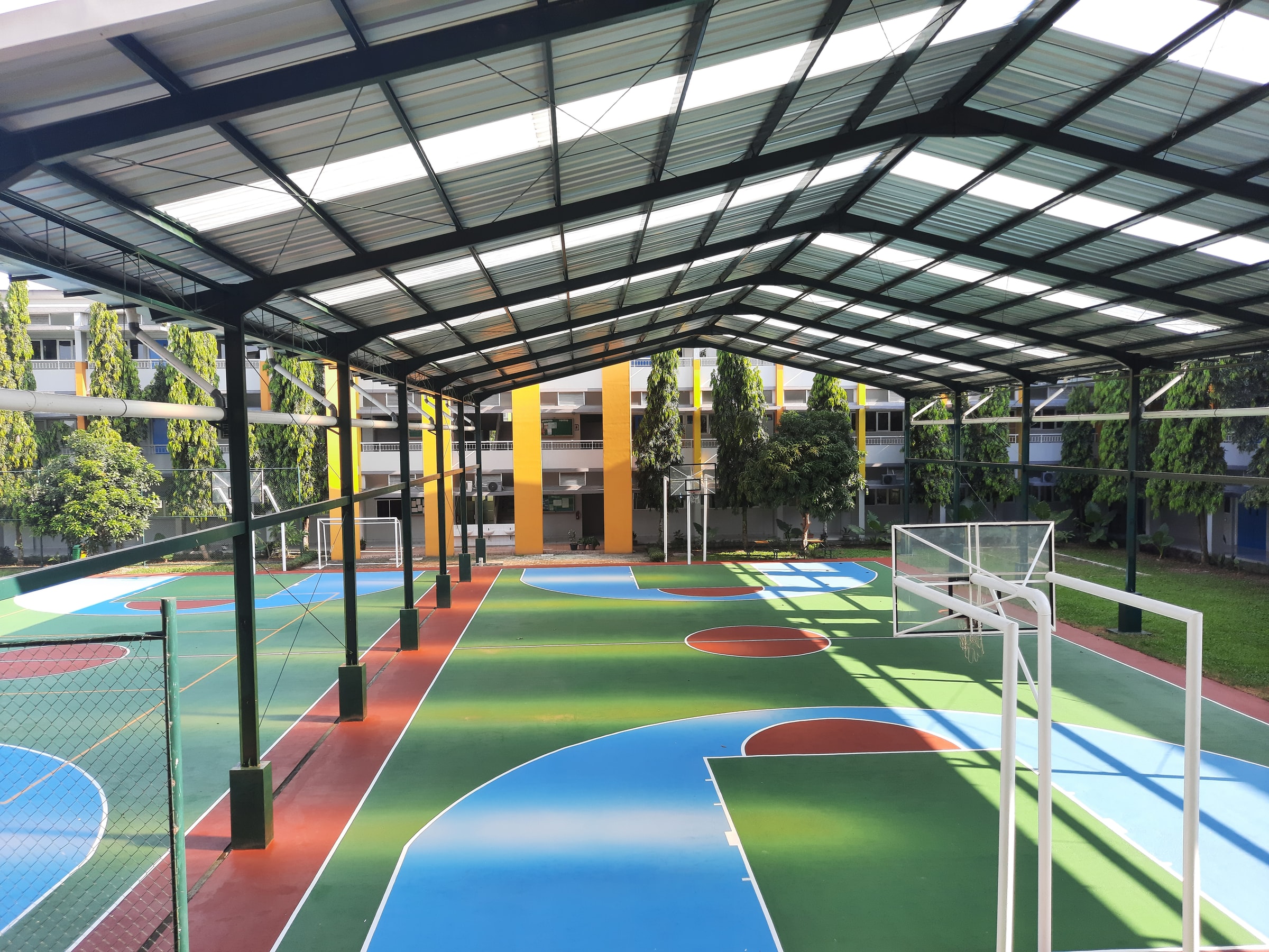 Espacio techado en colegio