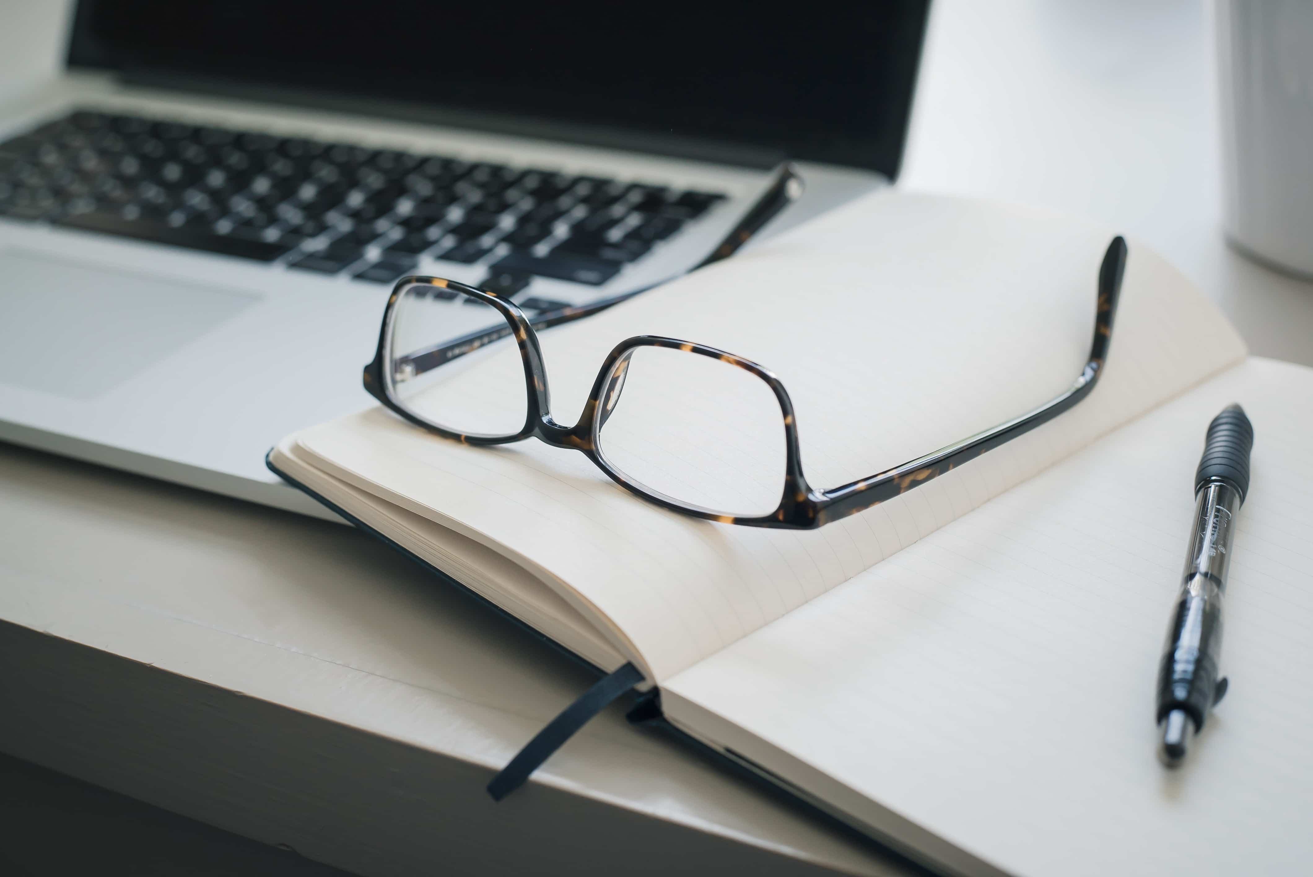 Escritorio, libreta y lápiz