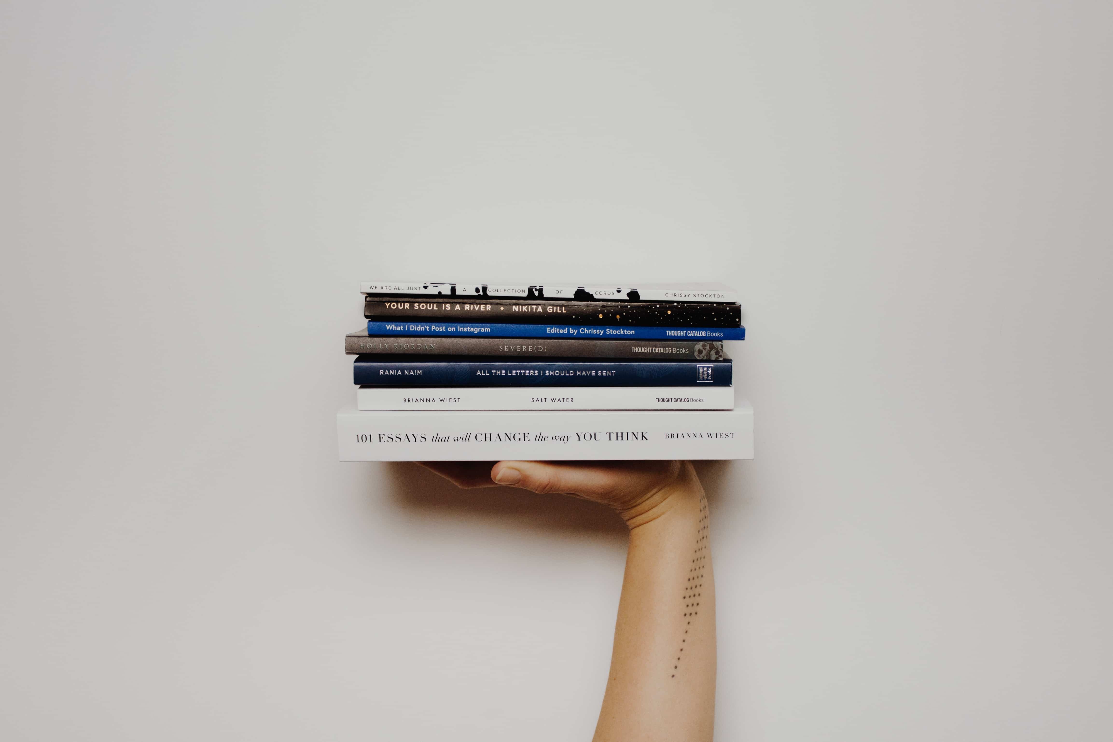 Mano sostiene libros