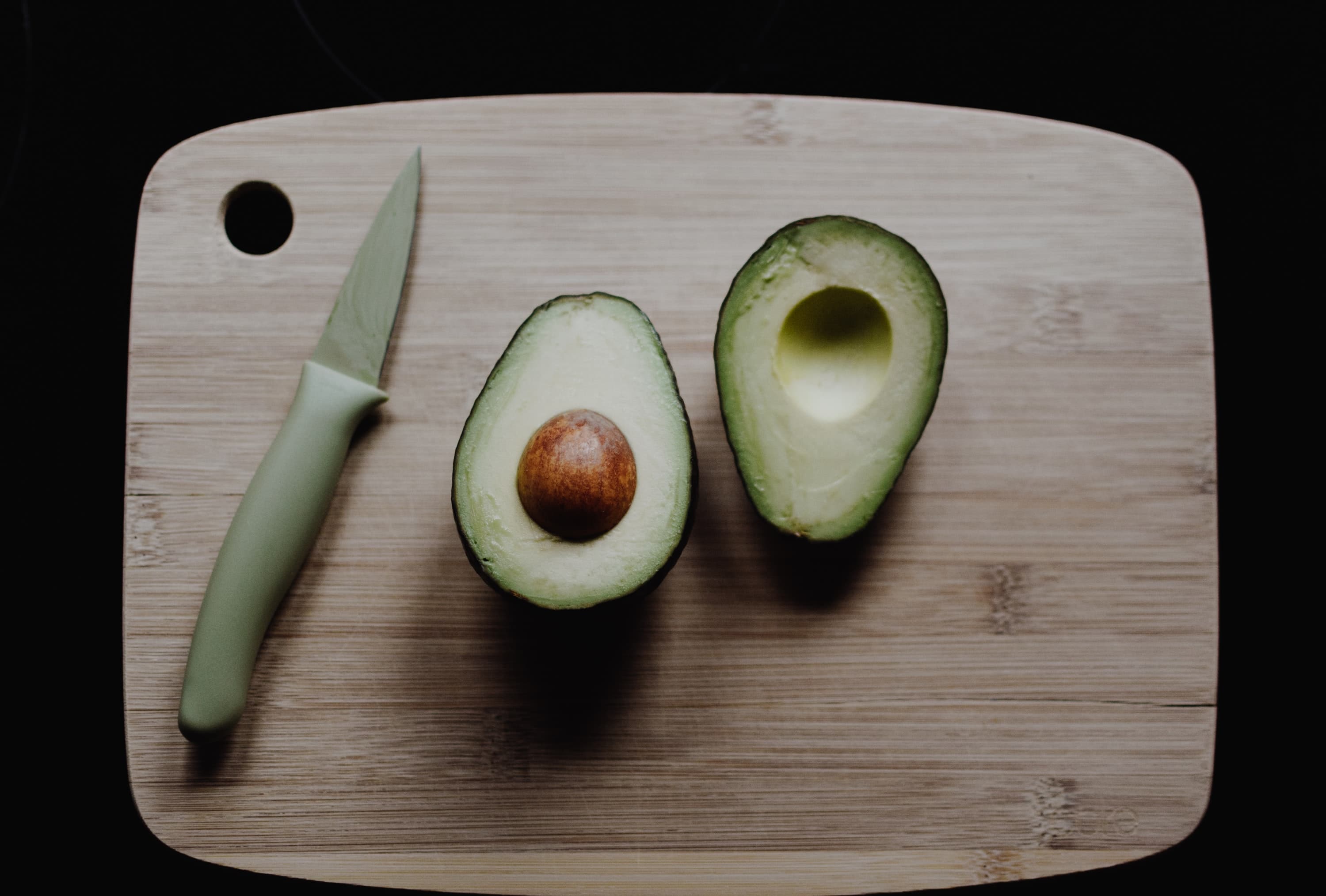 Palta sobre tabla de cocina