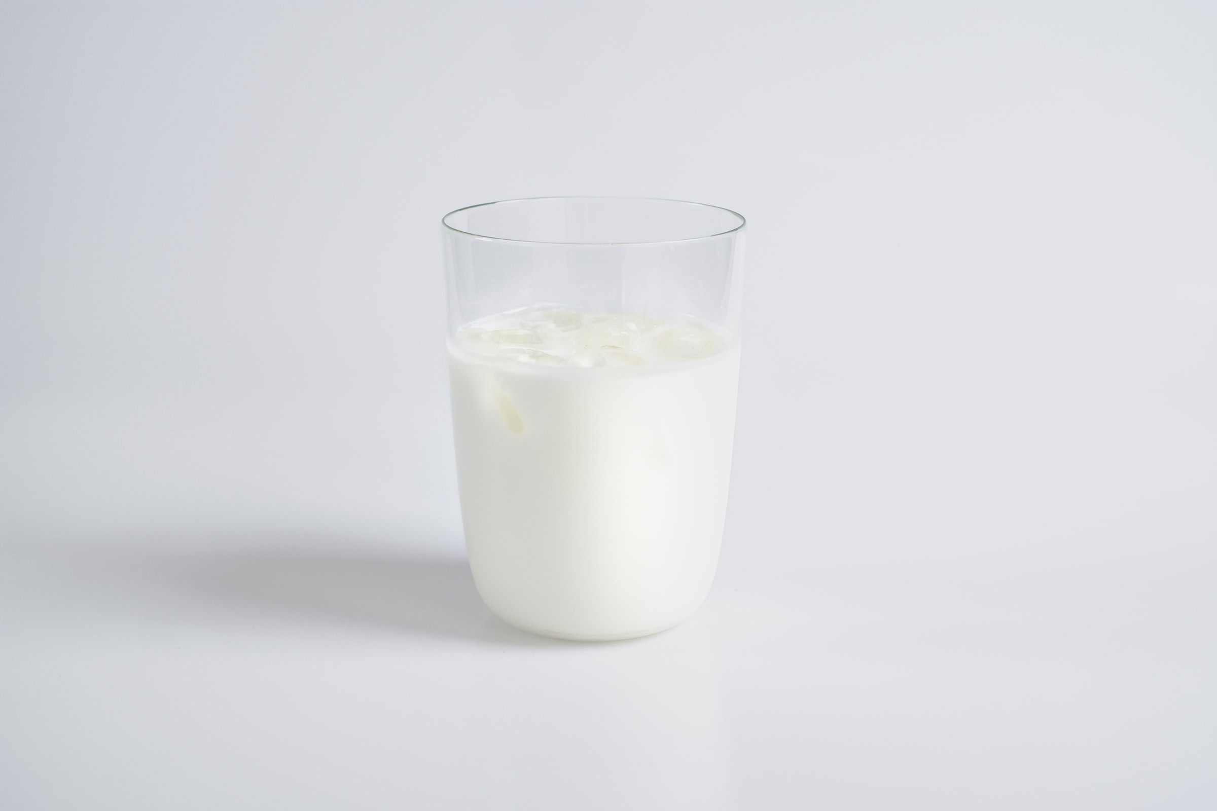Leche vegana en un vaso