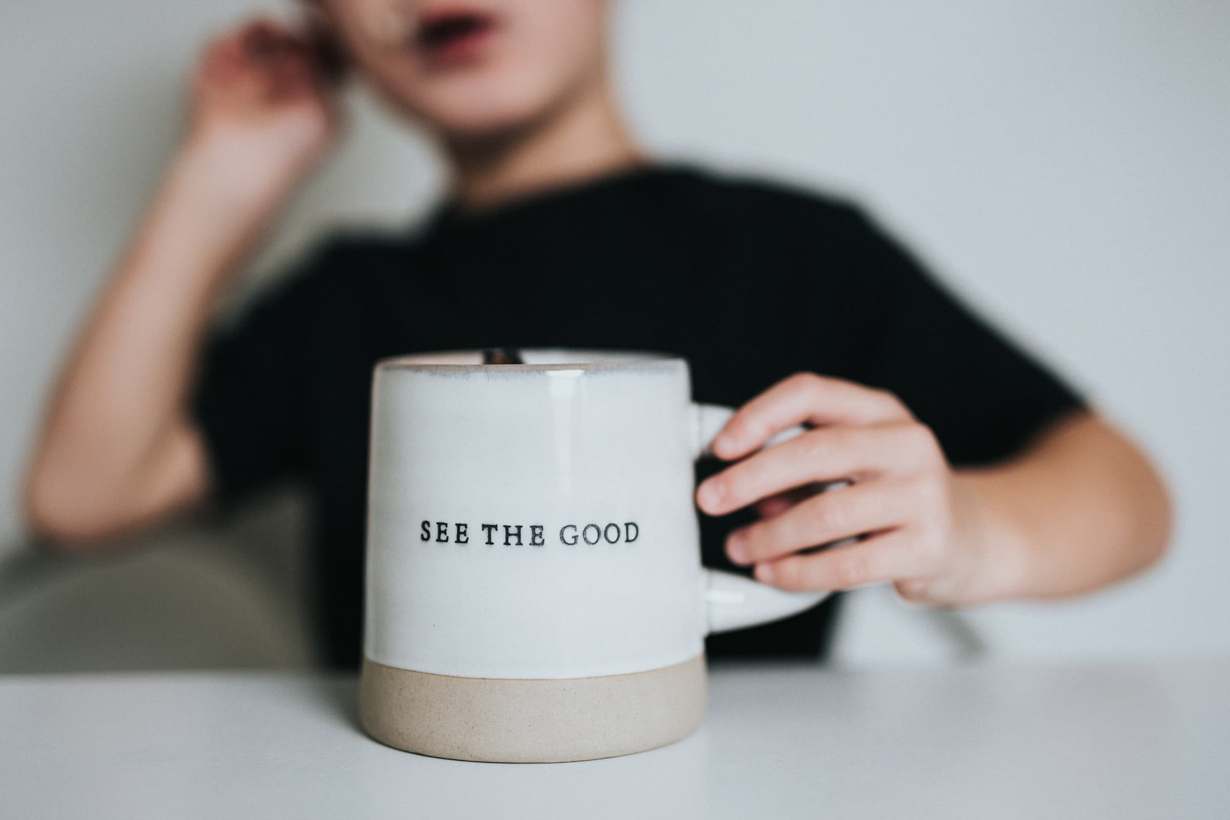 Taza blanca con letras