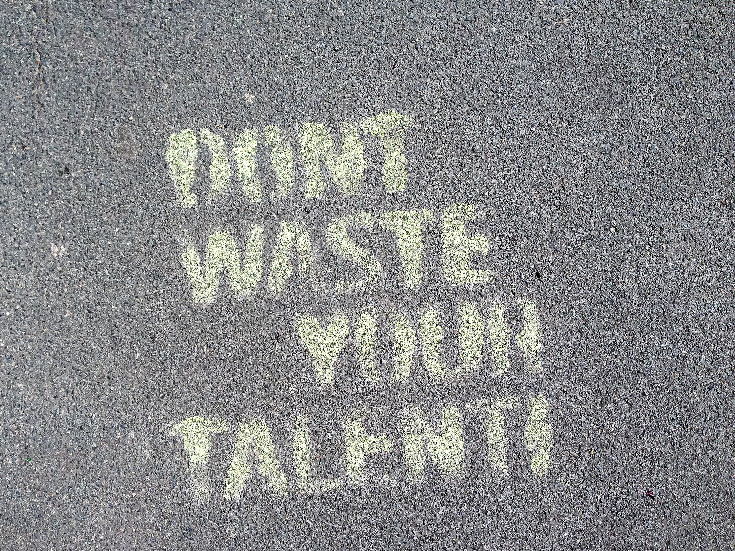 Frase "don't waste your talent" en muro