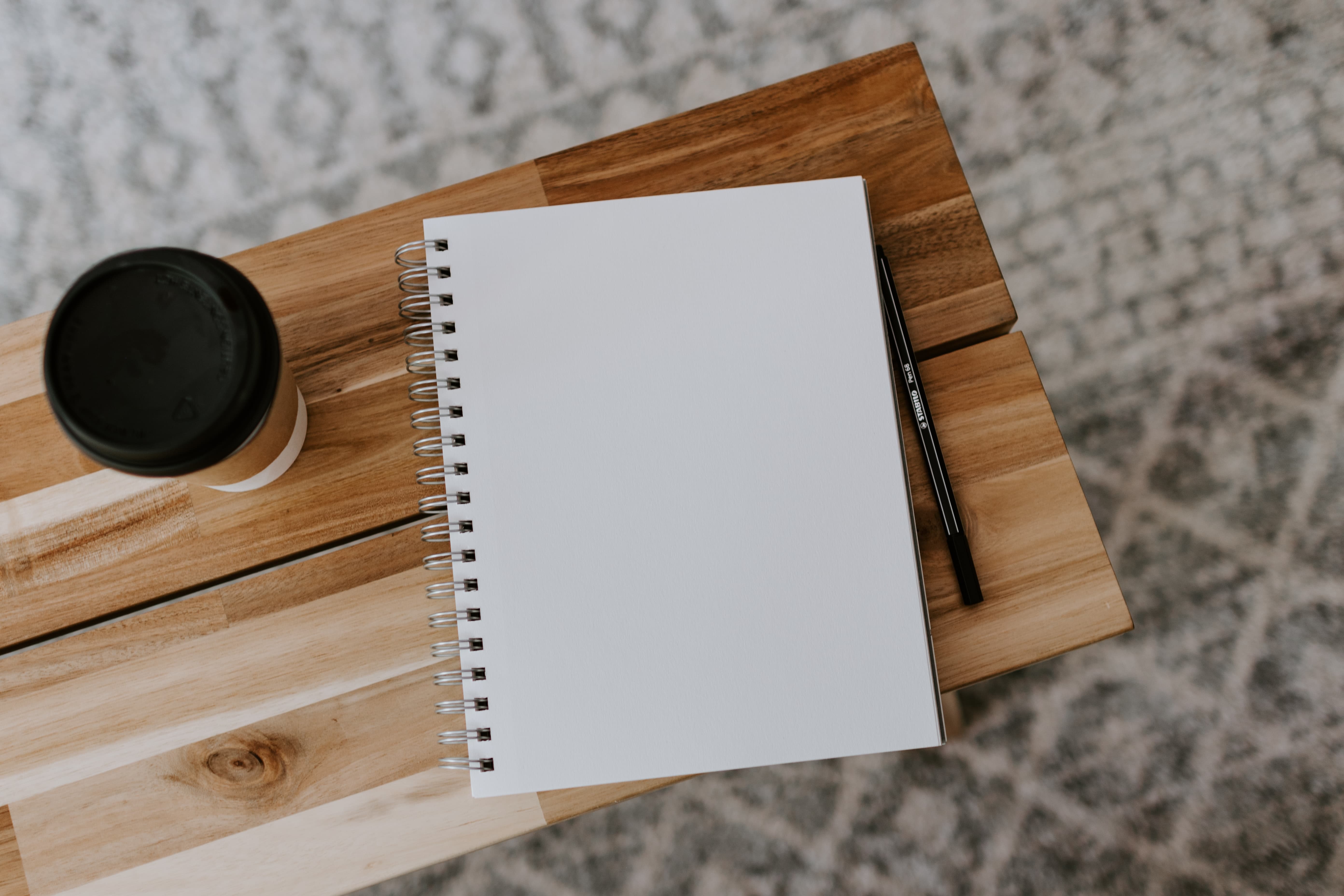 Cuaderno sobre mesa