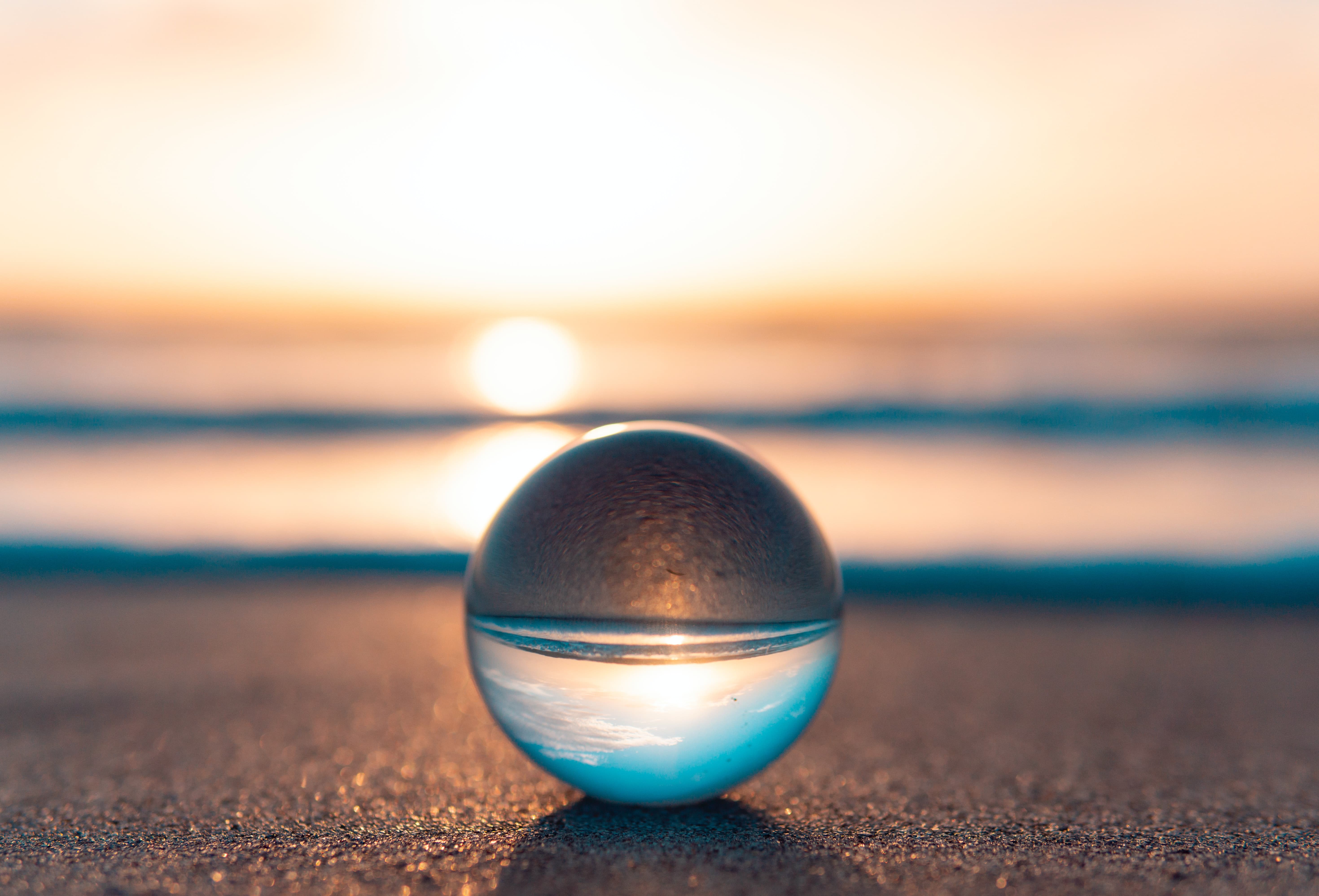 Esfera con agua frente al mar