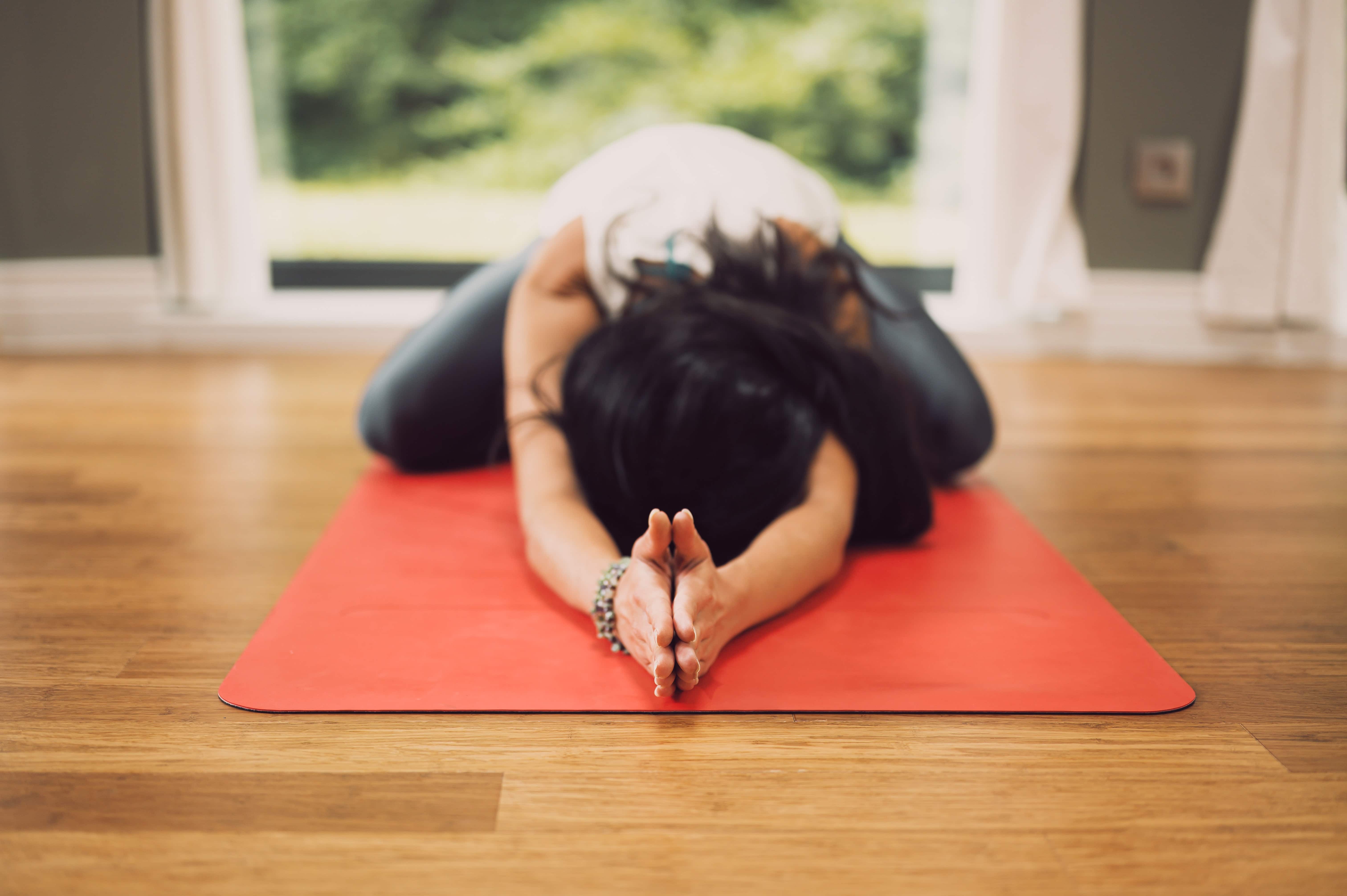 Persona practicando yoga