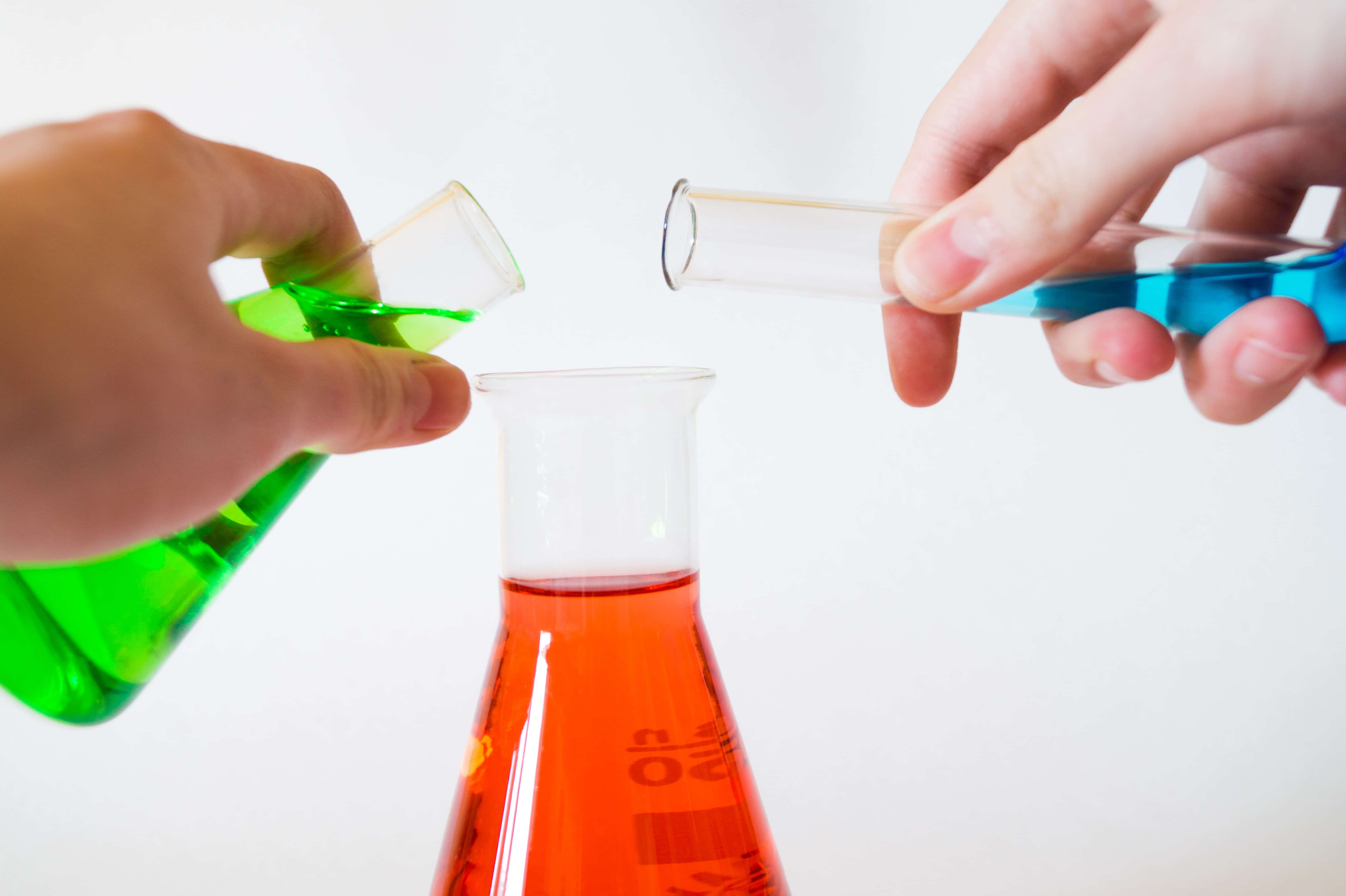 Practicando la química con tubos de laboratorio