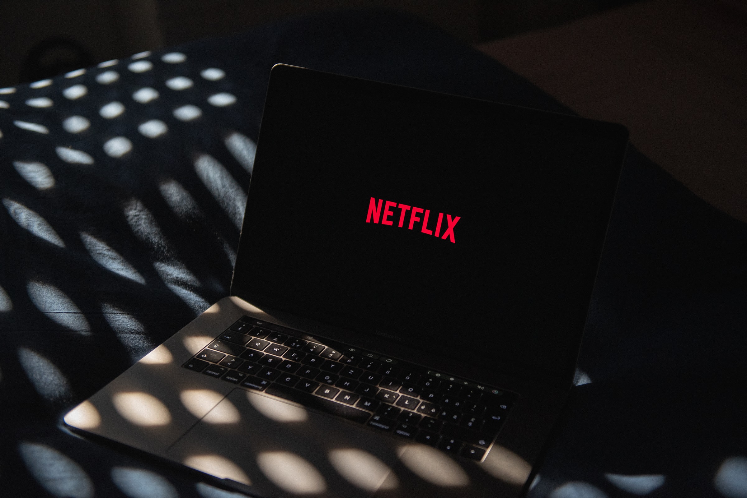 Logo de Netflix en notebook