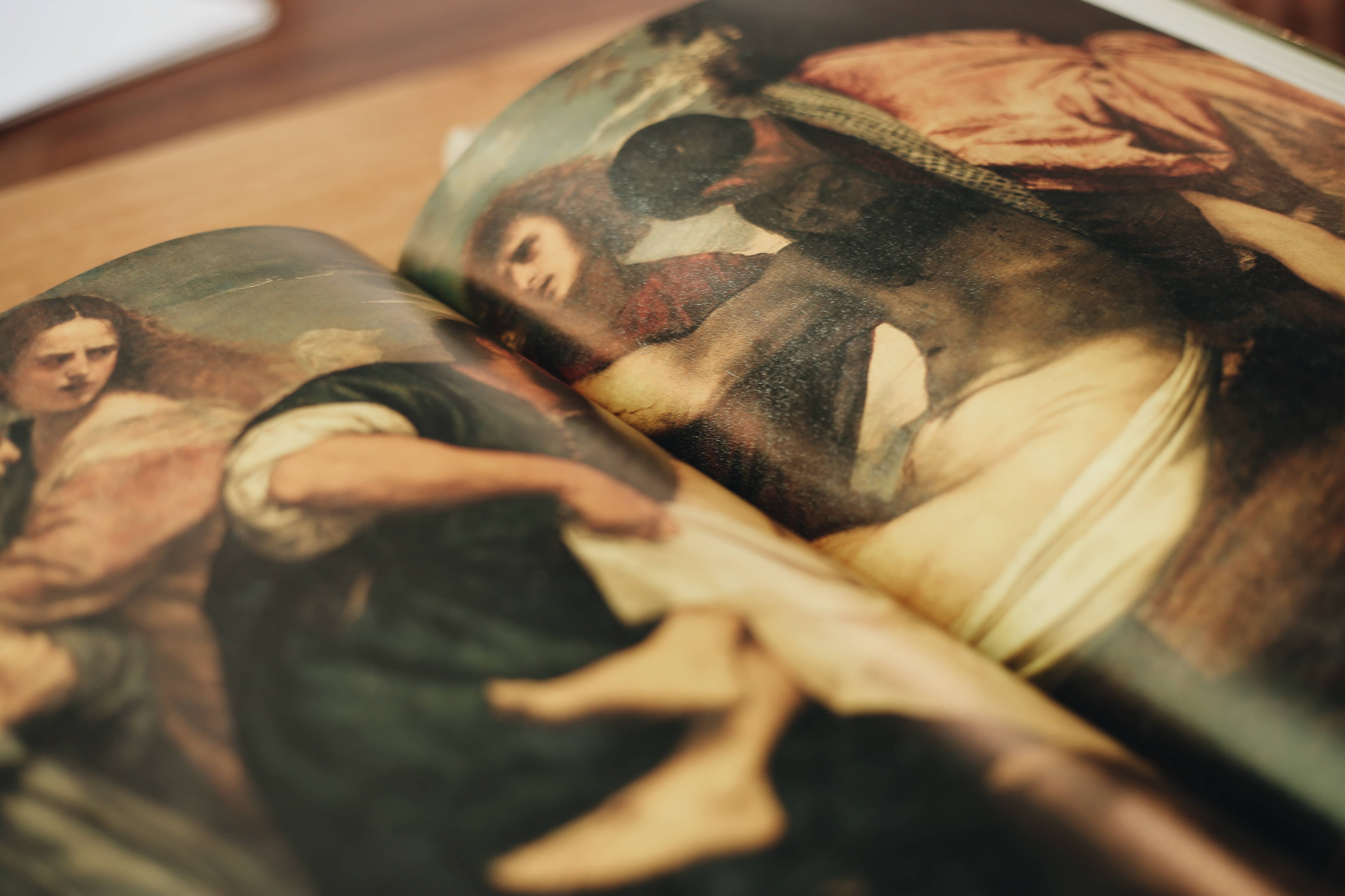 Páginas de un libro sobre historia del arte