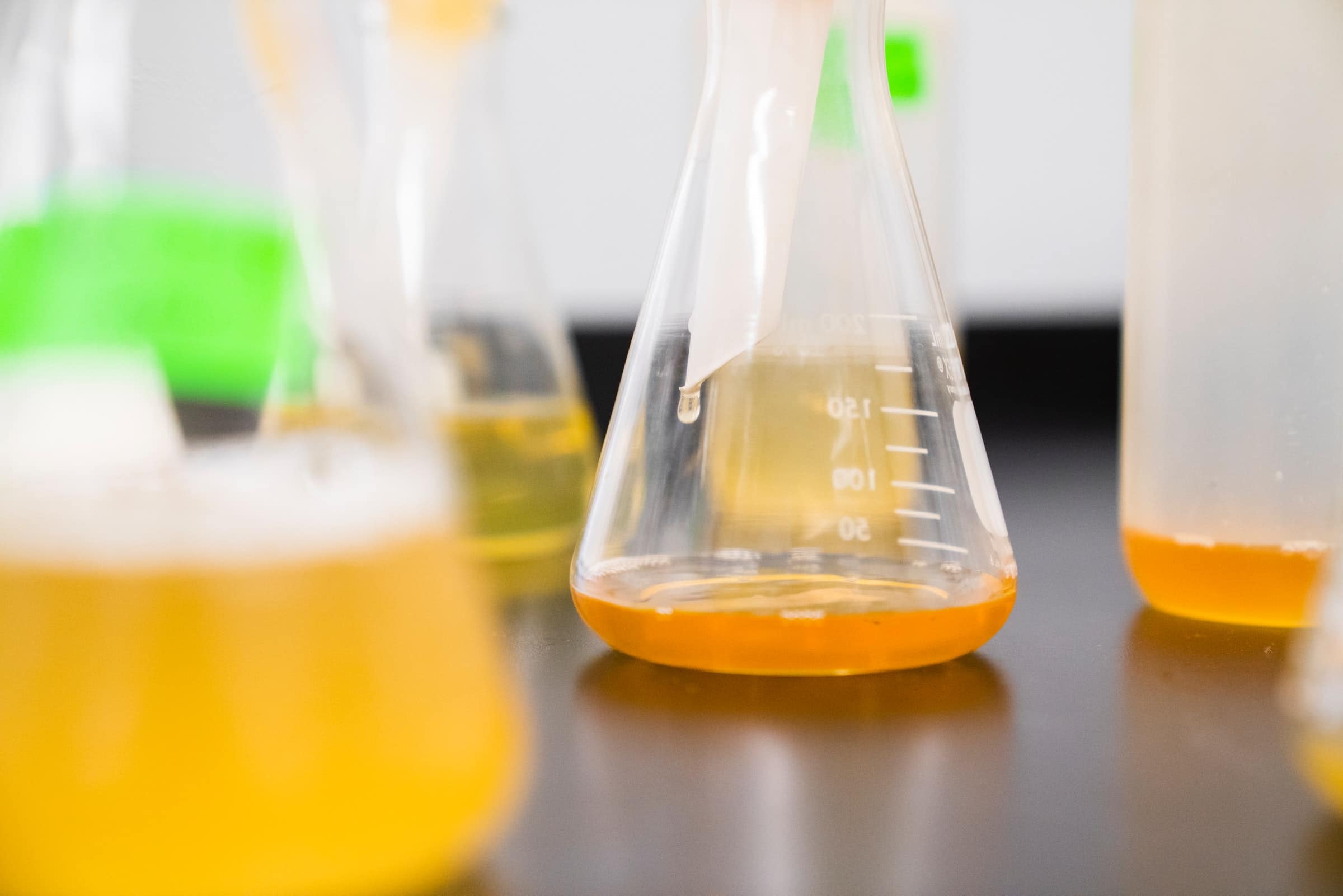 Recipientes de un laboratorio con sustencia química