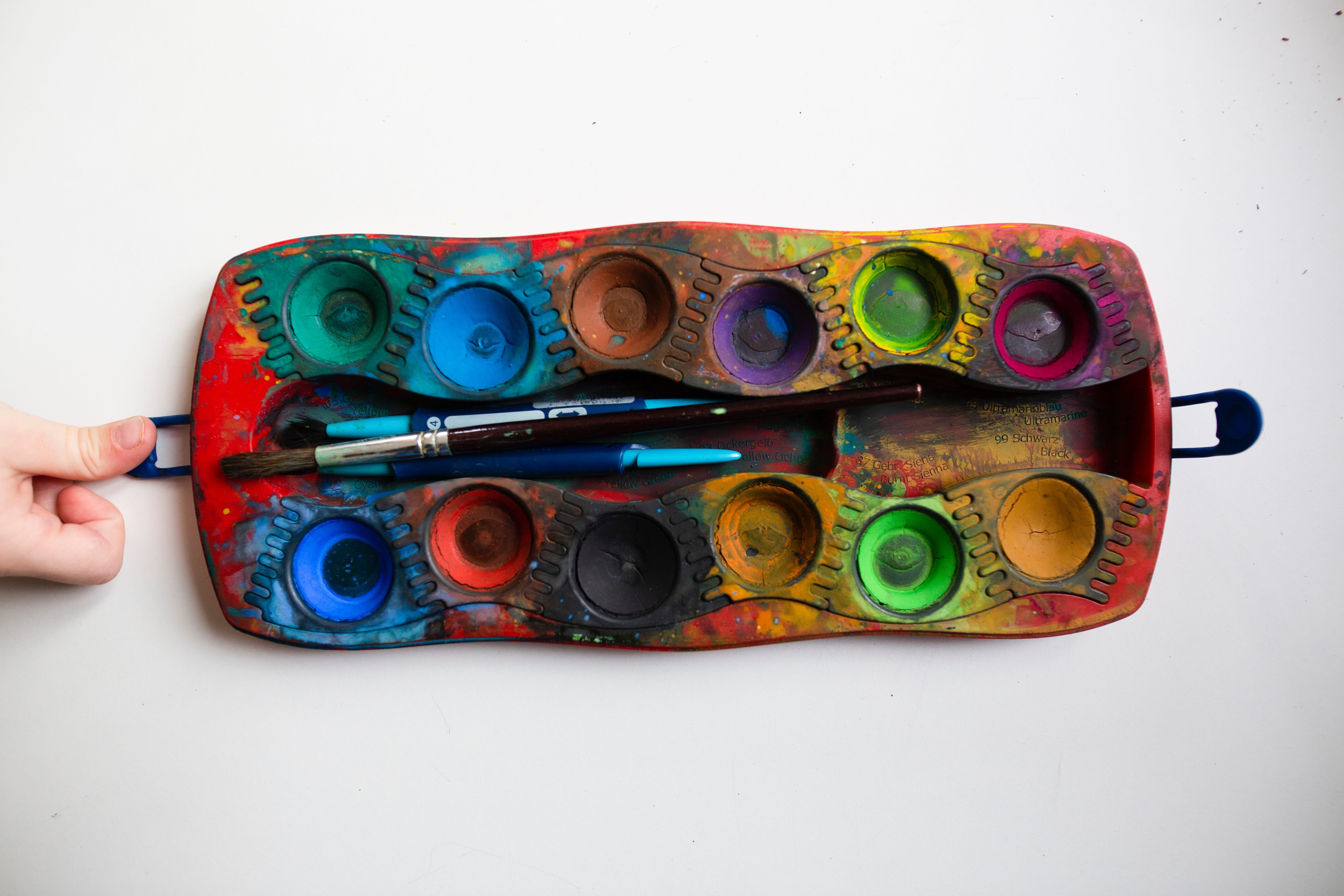 Pinceles y paleta de colores variados