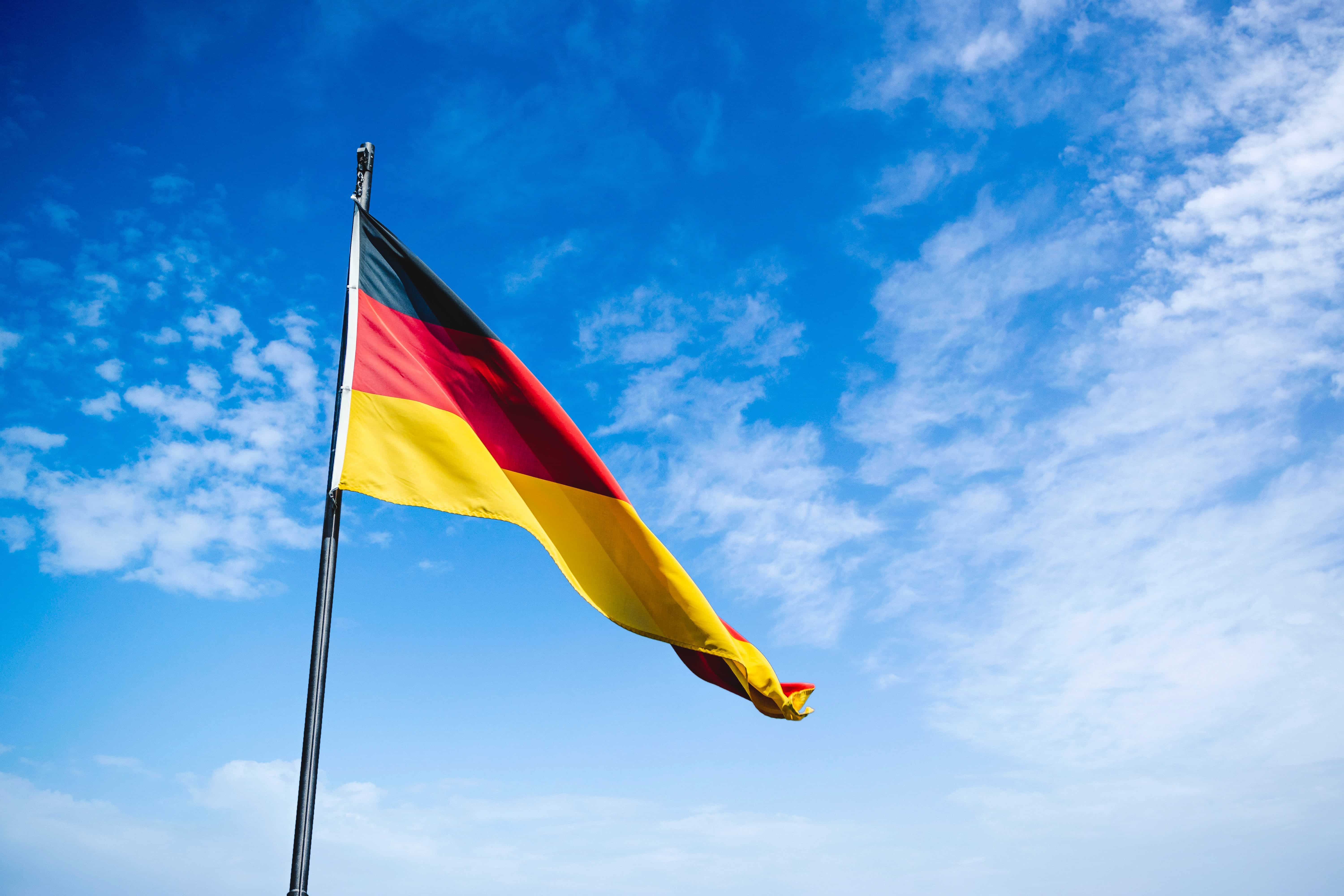 Bandera alemana con cielo azul de fondo