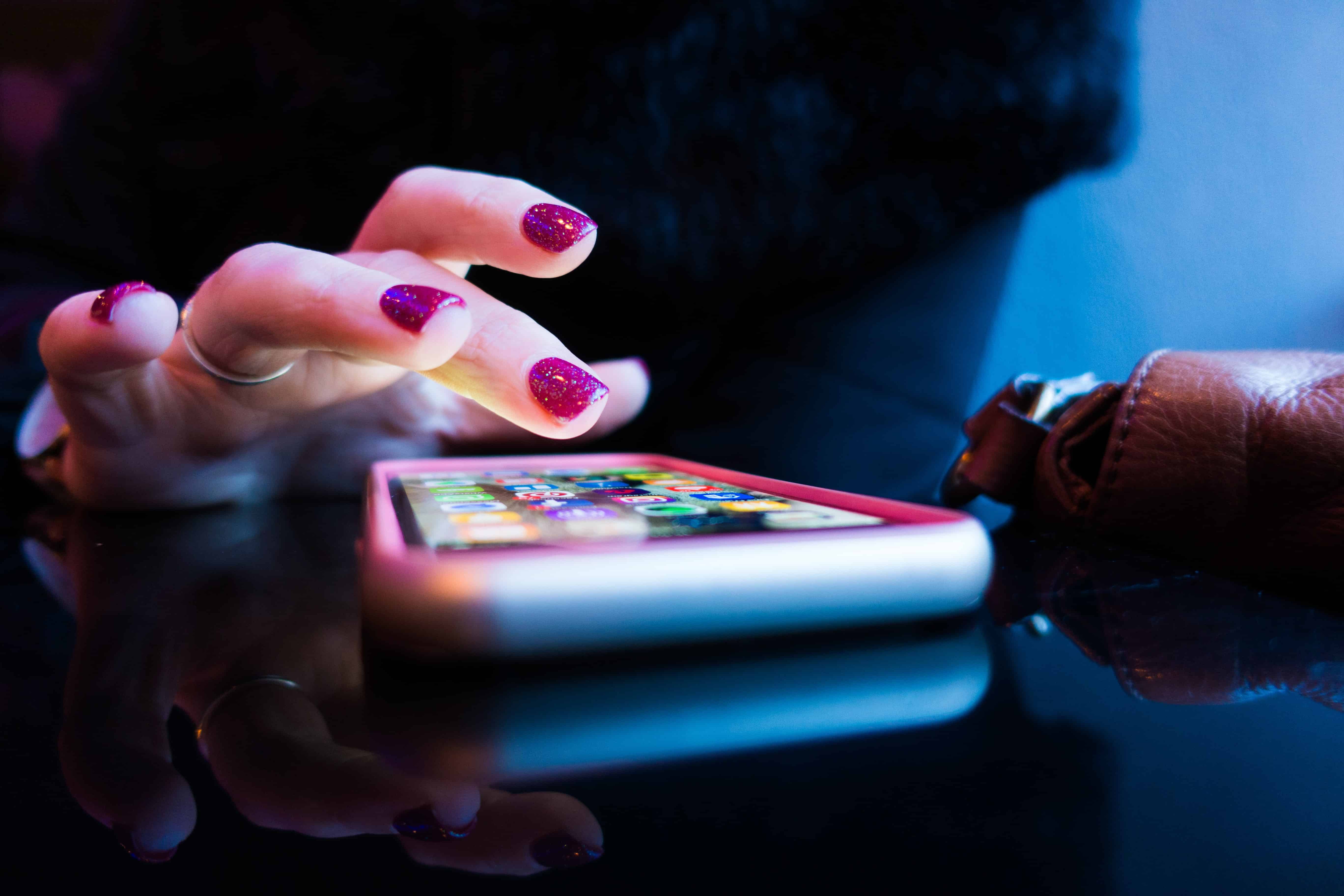 Smarphone con pantalla encendida