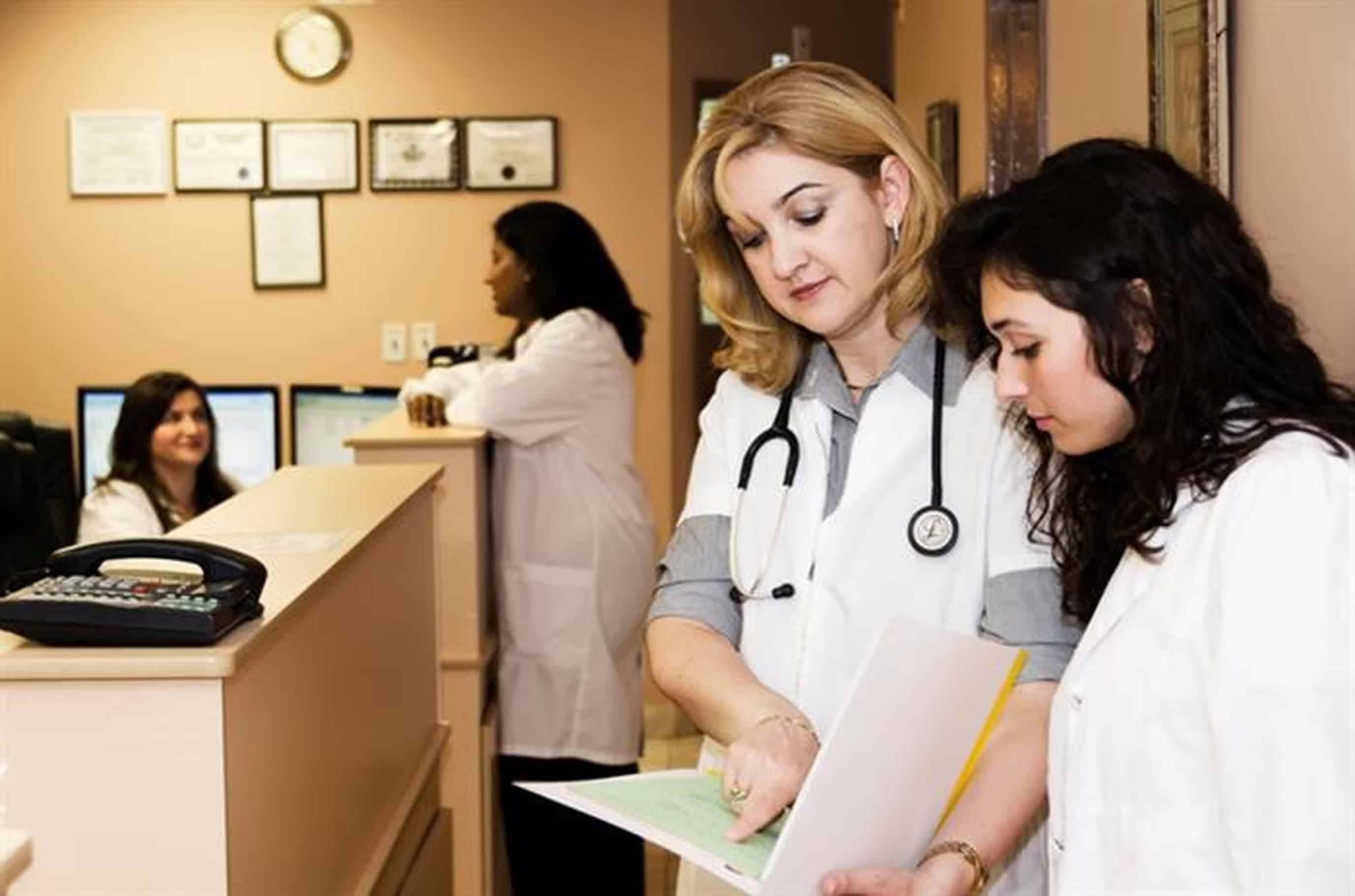 Trabajadoras de la salud en un centro