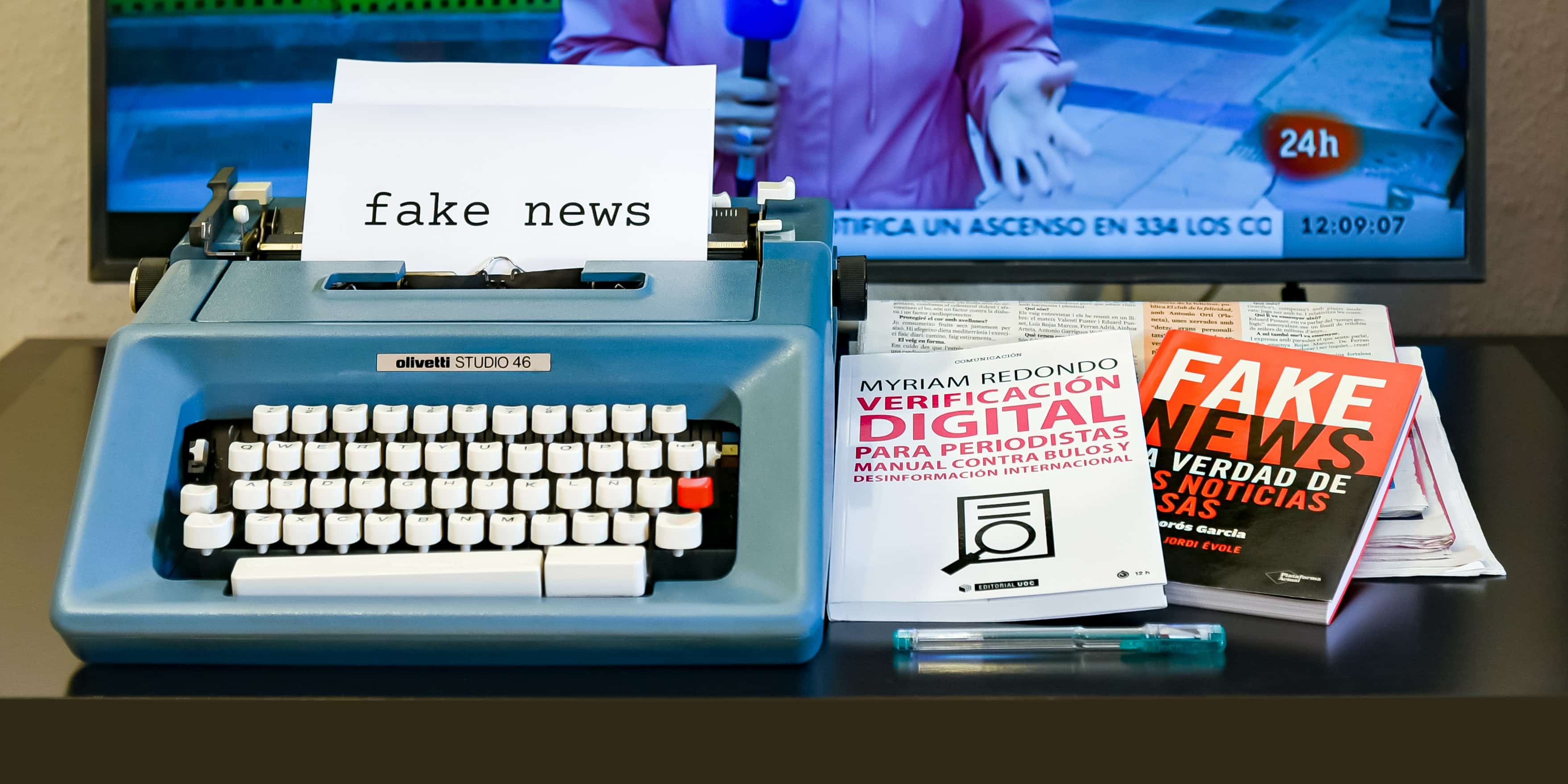 Máquina de escribir y libros sobre fake news