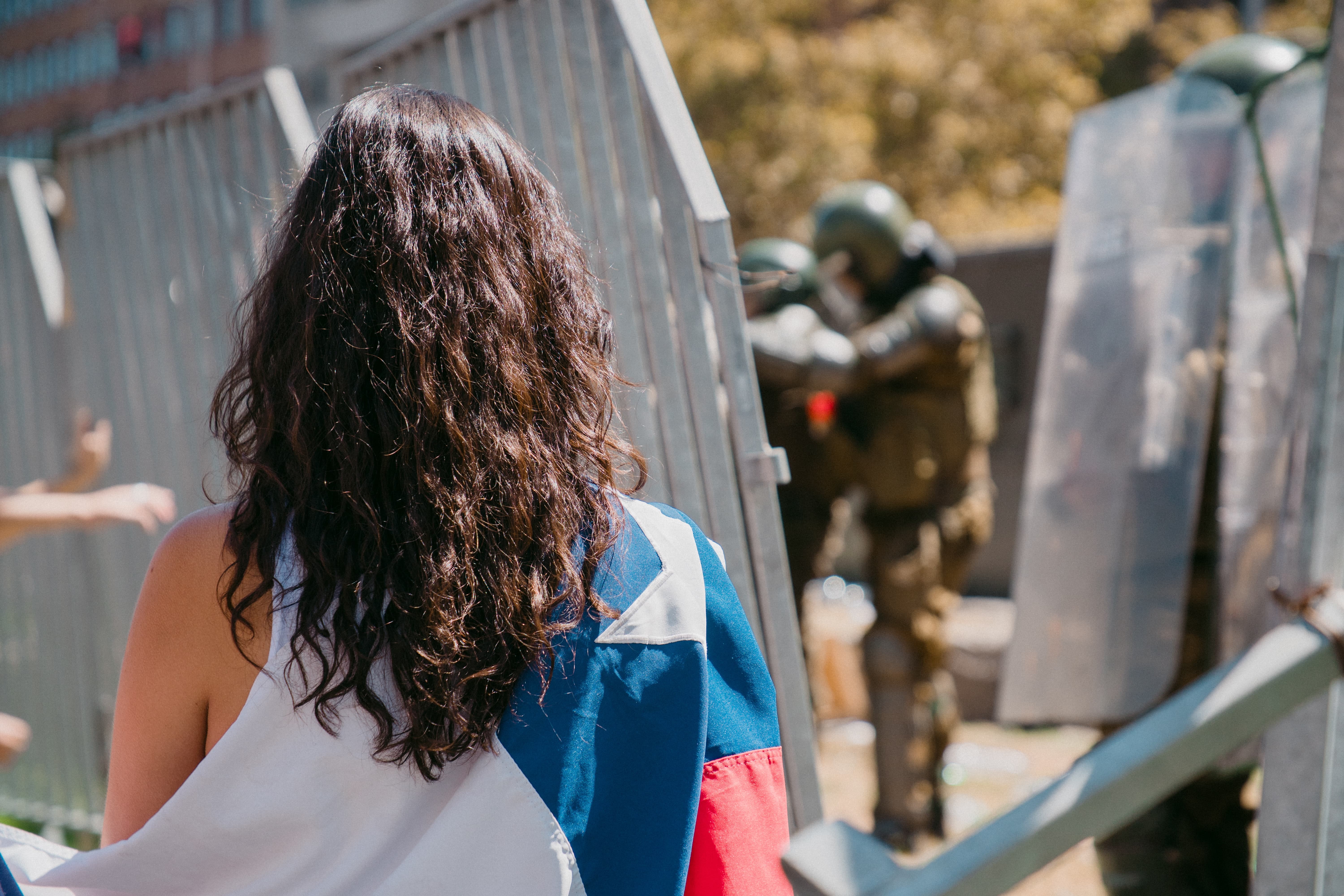 Persona en medio de protesta en Chile