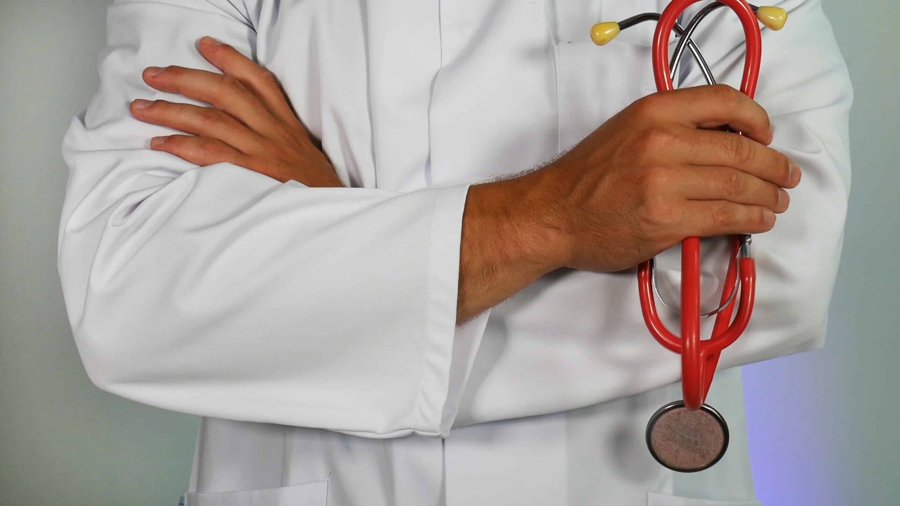 Brazos de un médico con estetoscopio