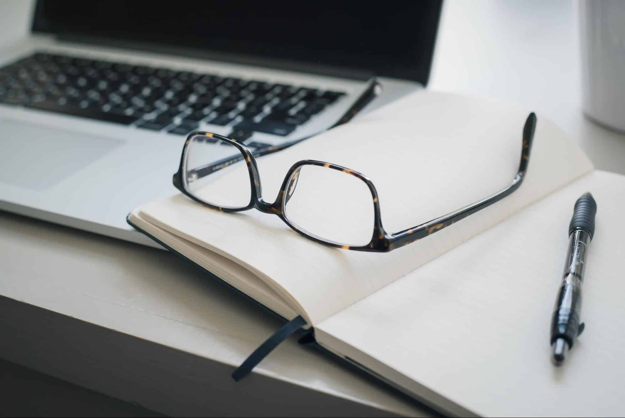 Artículos de oficina sobre escritorio