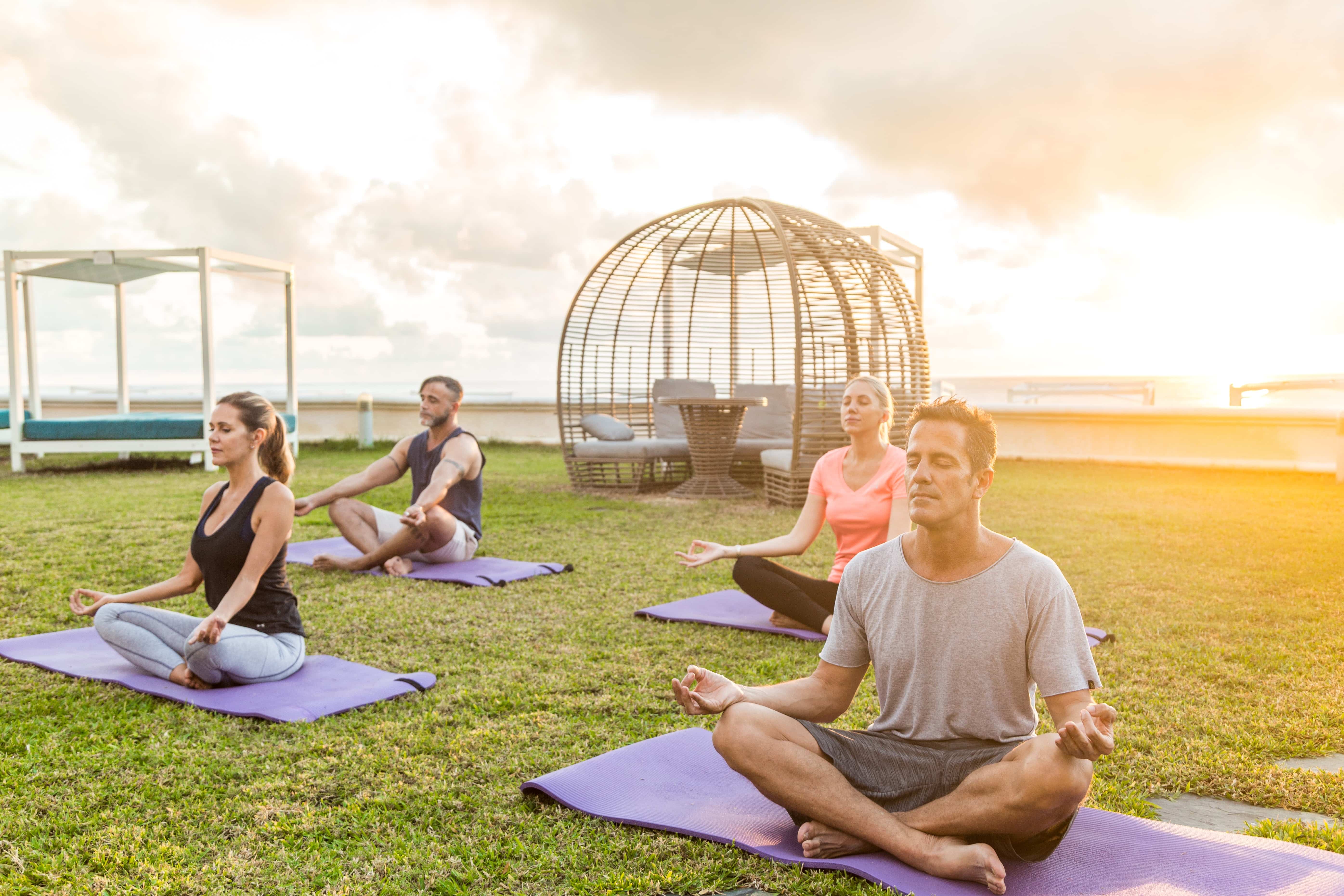 Personas practicando yoga al aire libre